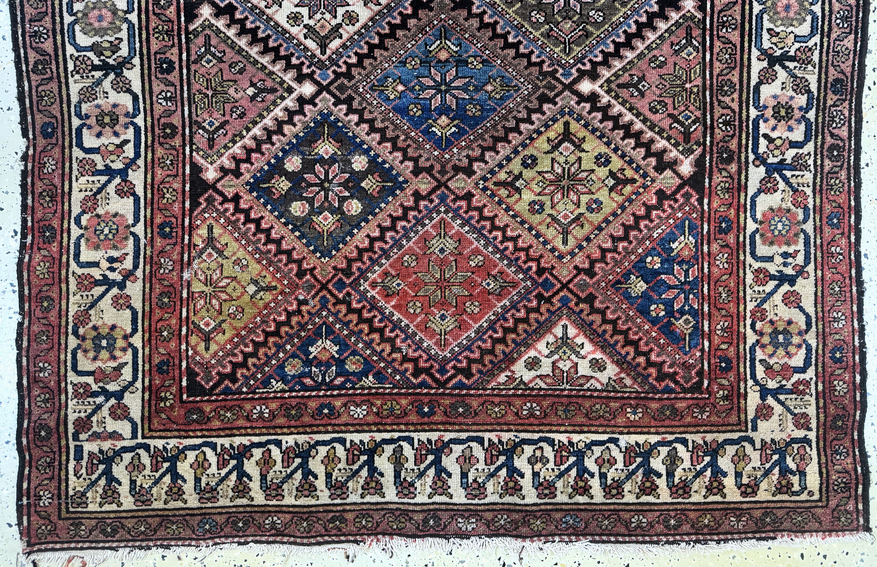 Detail c: Hamadan antik, Persien, um 1900, Wolle auf Baumwolle, ca. 193 x 130 cm, Mottenfraß, EHZ: 4