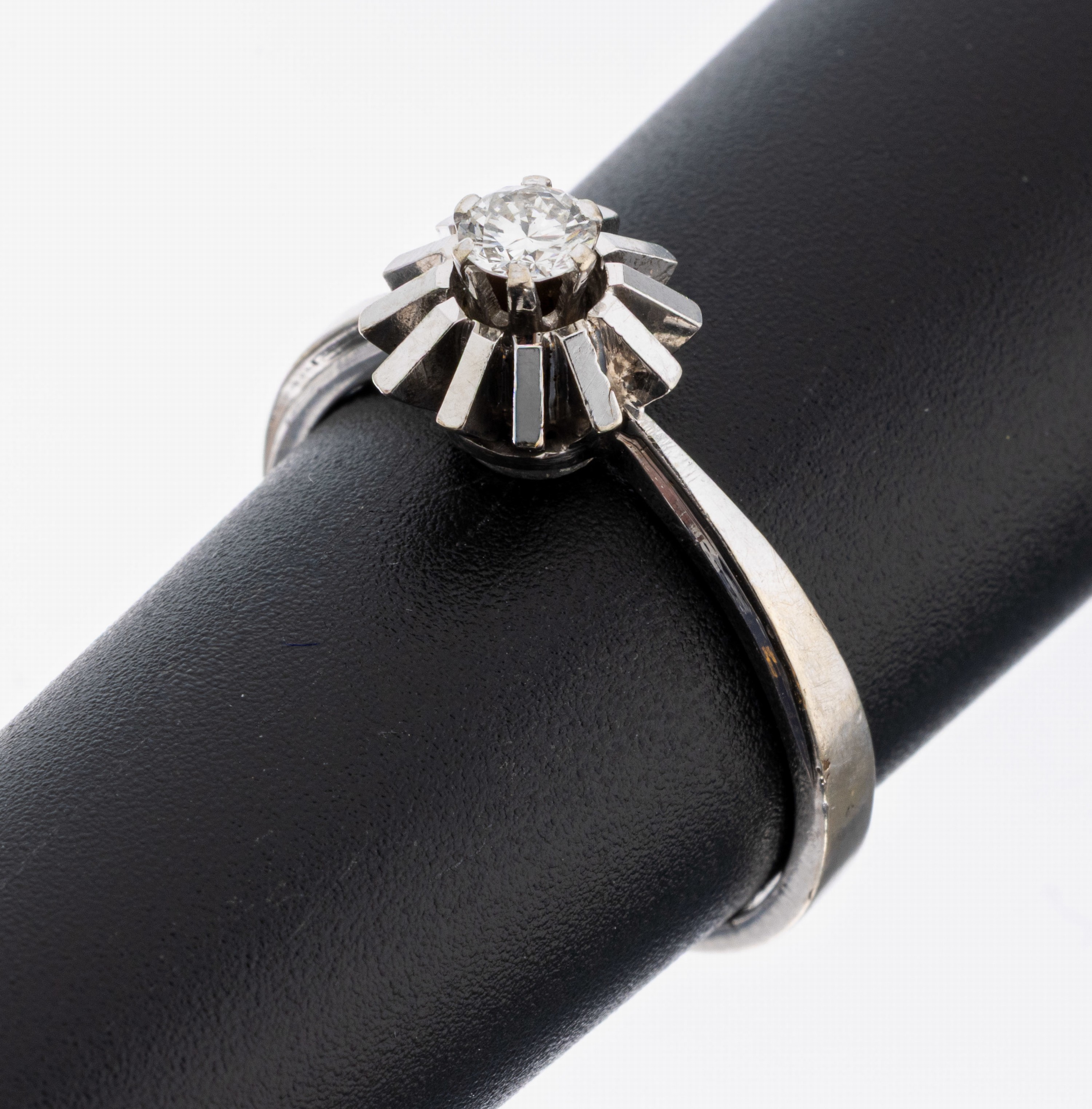 14 kt Gold Brillant-Ring, WG 585/000, erhaben gefasster Brillant ca. 0.17 ct (grav.)Weiß/si, RW 56, ca. 3.6 g