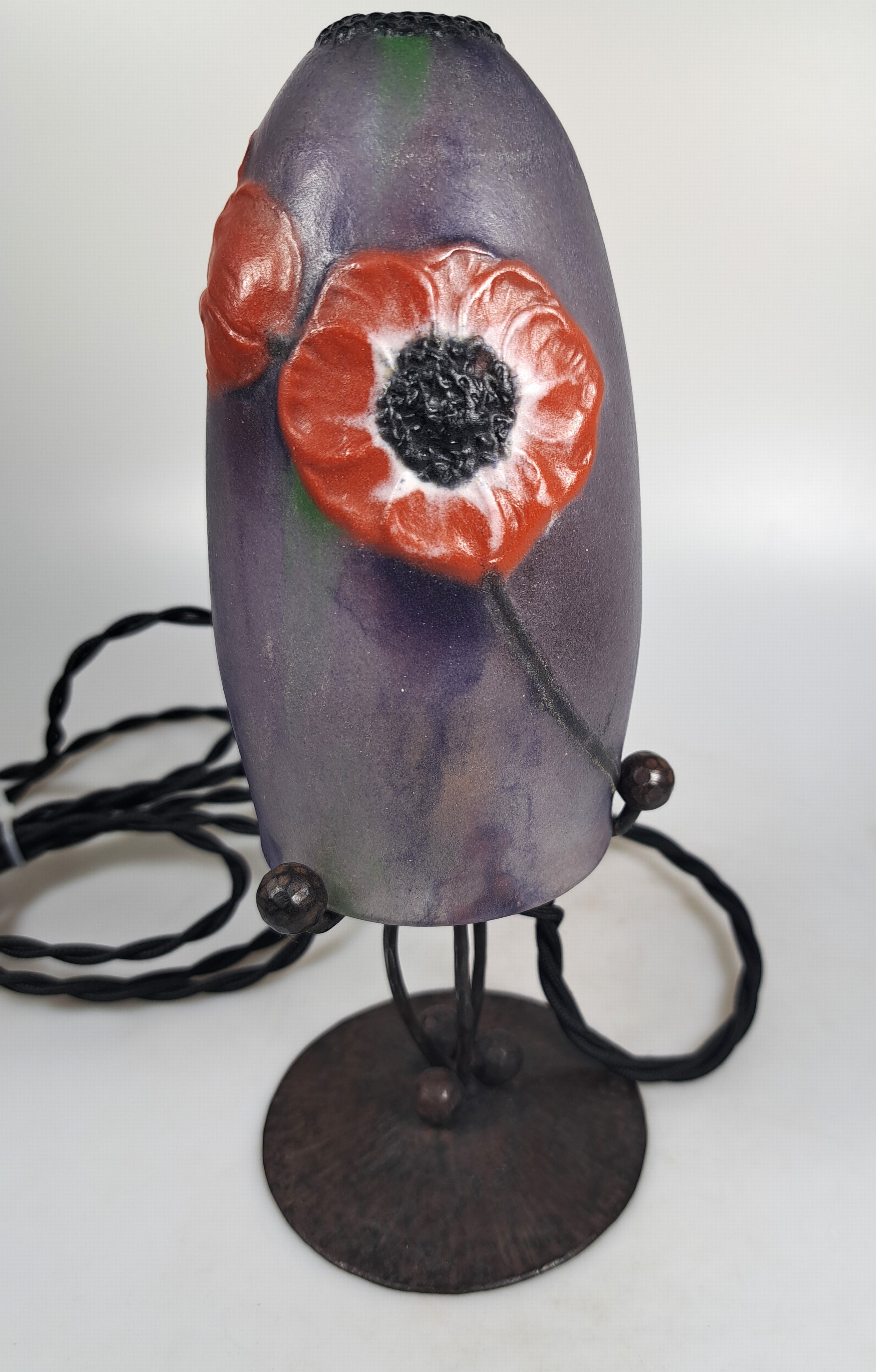 Detail a: Kleine Tischleuchte, Gabriel Argy-Rousseau, um 1920, Schirm signiert, pate-de-verre in farblos, Rot, Violett und Schwarzgrau, formgeschmolzen, ...