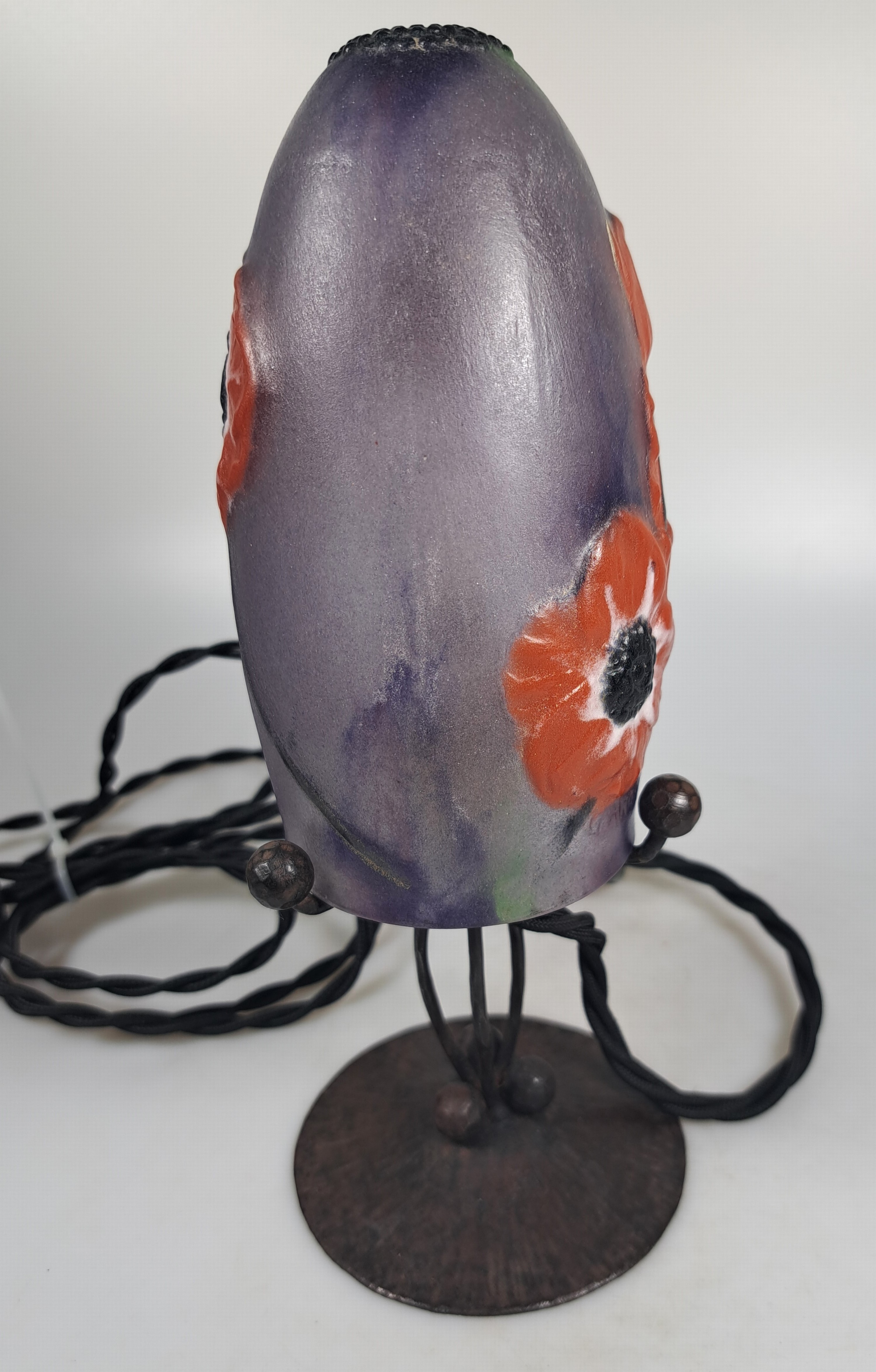 Detail b: Kleine Tischleuchte, Gabriel Argy-Rousseau, um 1920, Schirm signiert, pate-de-verre in farblos, Rot, Violett und Schwarzgrau, formgeschmolzen, ...
