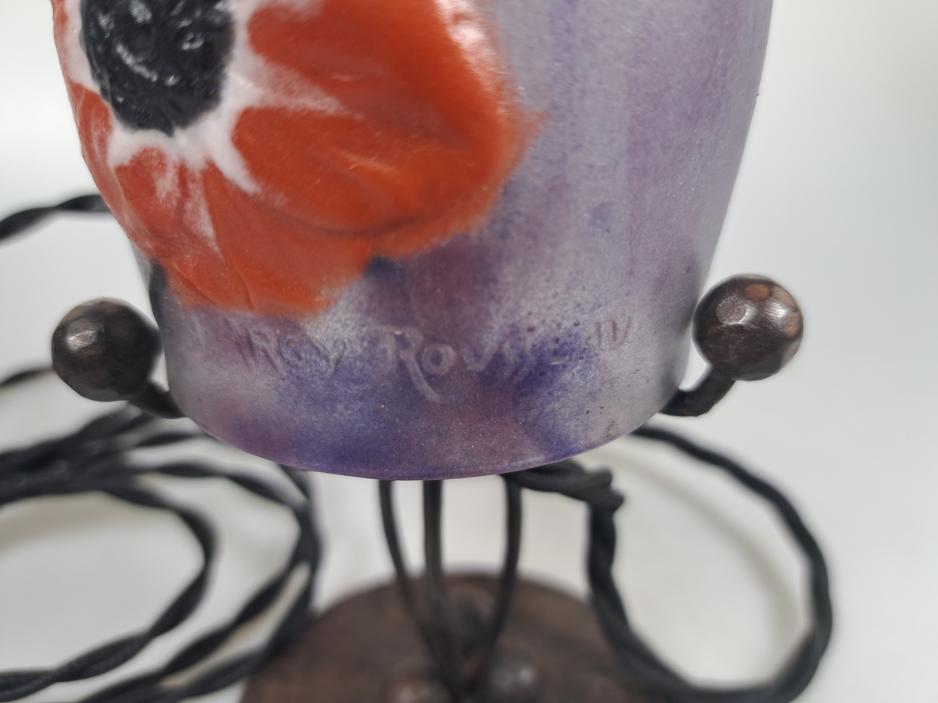 Detail d: Kleine Tischleuchte, Gabriel Argy-Rousseau, um 1920, Schirm signiert, pate-de-verre in farblos, Rot, Violett und Schwarzgrau, formgeschmolzen, ...