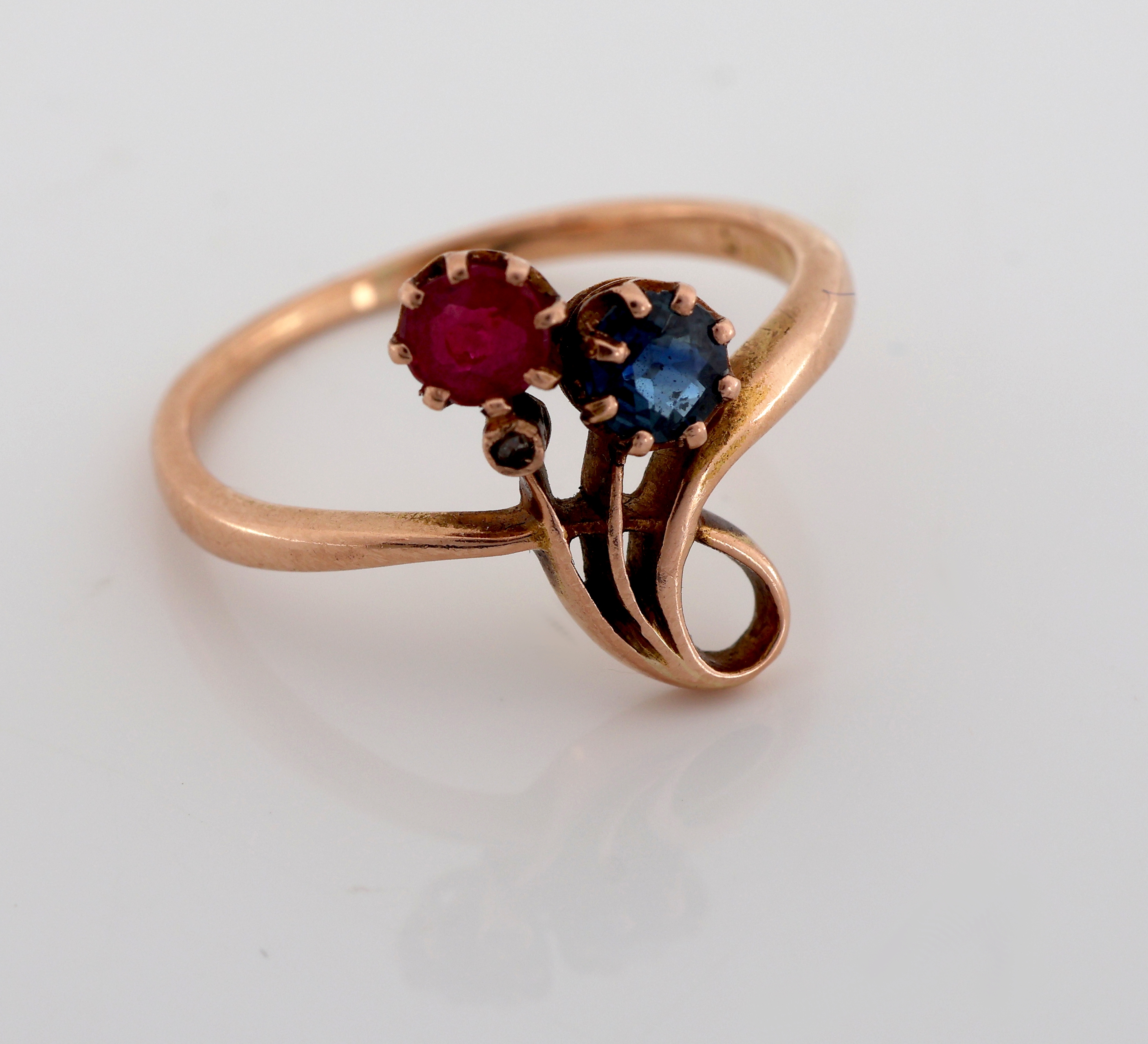 Detail a: 14 kt Gold Jugendstil Rubin-Saphir-Diamant -Ring, um 1900, GG 585/000, feine florale Ausführung, 1 rundfacett. Rubin und 1 rundfacett. Saphir zus. ...
