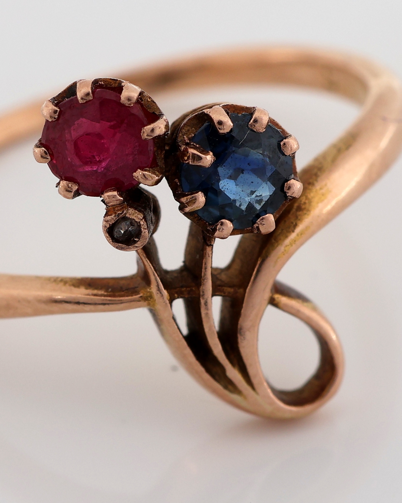 Detail b: 14 kt Gold Jugendstil Rubin-Saphir-Diamant -Ring, um 1900, GG 585/000, feine florale Ausführung, 1 rundfacett. Rubin und 1 rundfacett. Saphir zus. ...