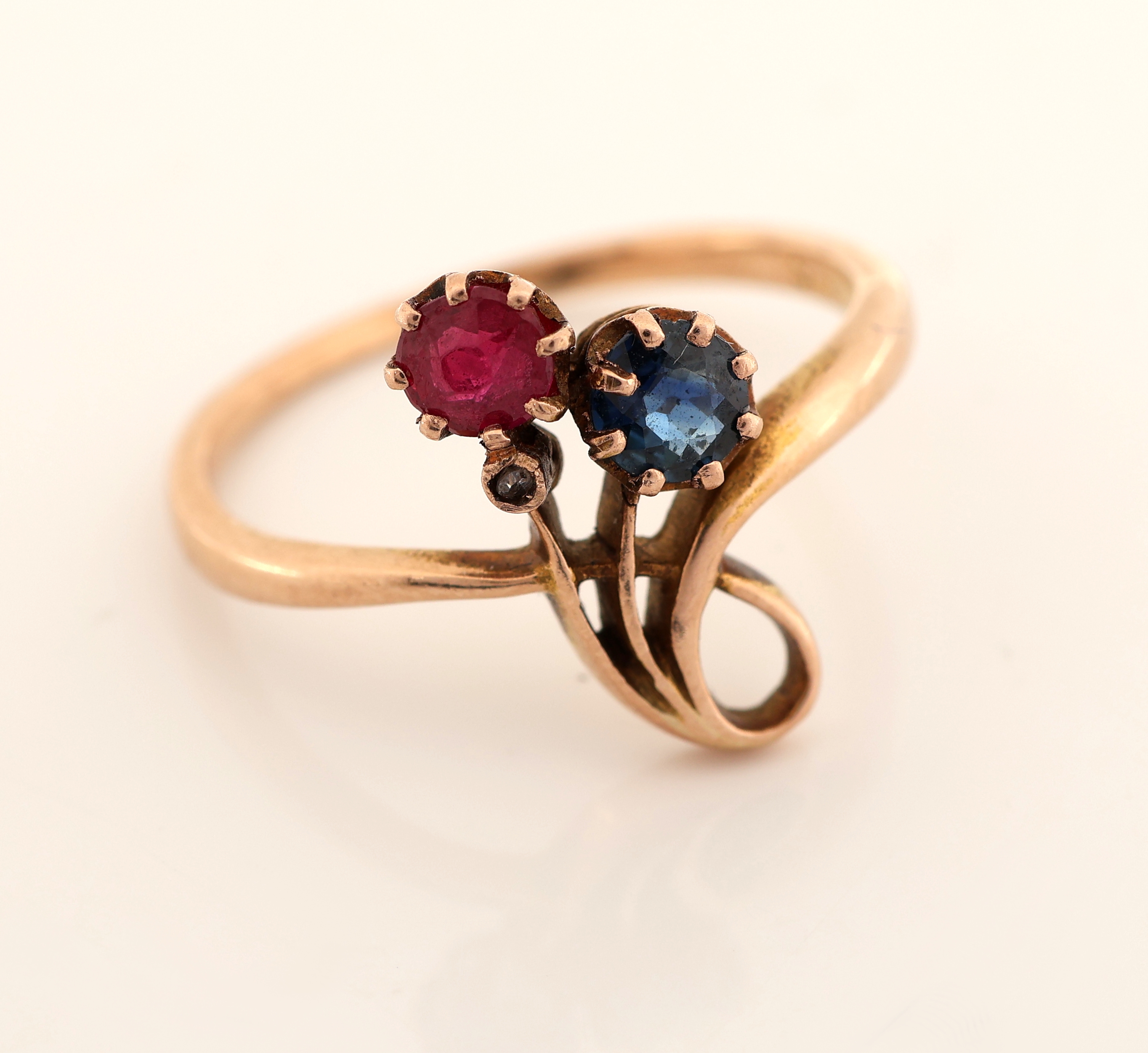 Detail c: 14 kt Gold Jugendstil Rubin-Saphir-Diamant -Ring, um 1900, GG 585/000, feine florale Ausführung, 1 rundfacett. Rubin und 1 rundfacett. Saphir zus. ...