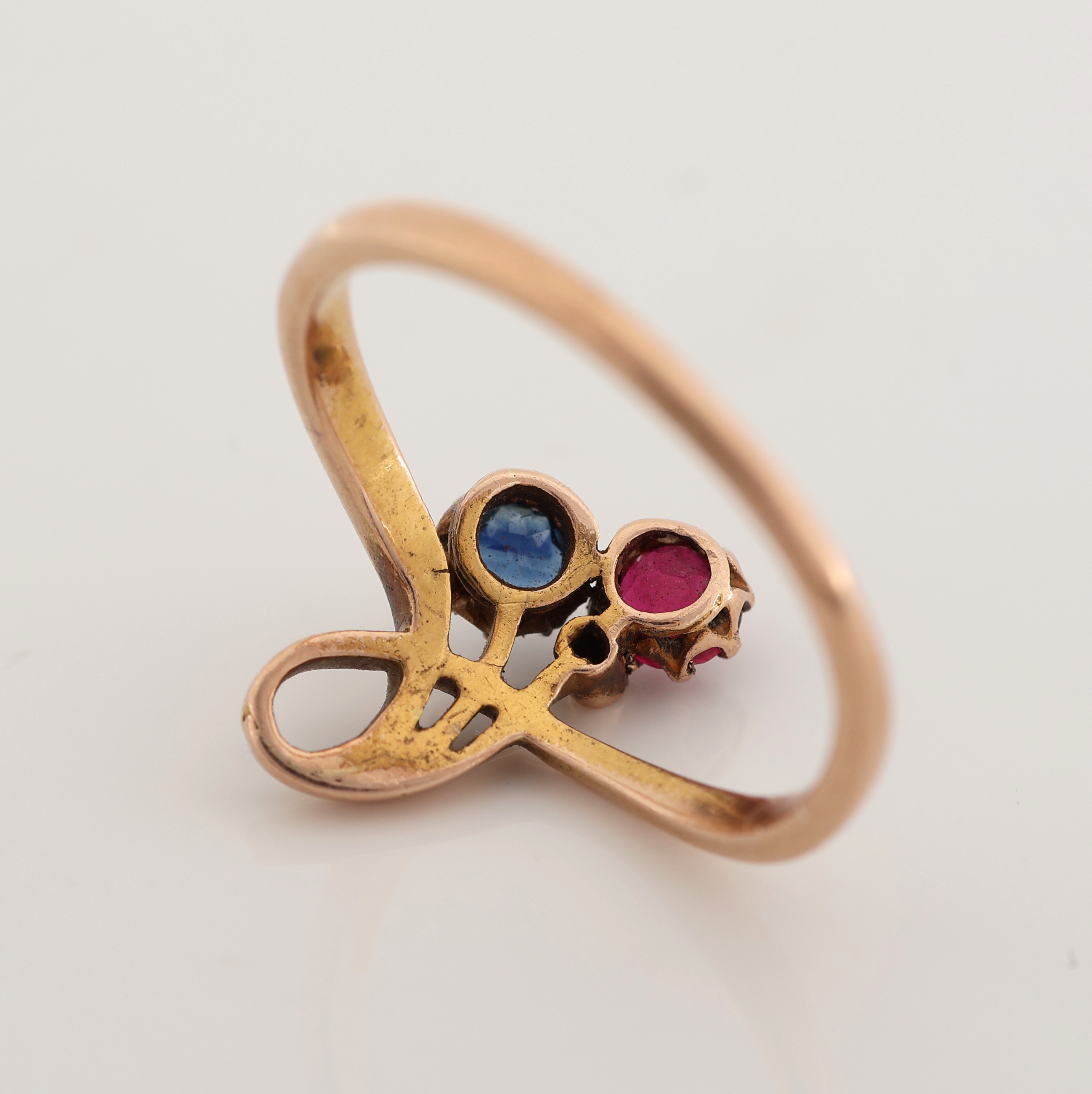 Detail d: 14 kt Gold Jugendstil Rubin-Saphir-Diamant -Ring, um 1900, GG 585/000, feine florale Ausführung, 1 rundfacett. Rubin und 1 rundfacett. Saphir zus. ...