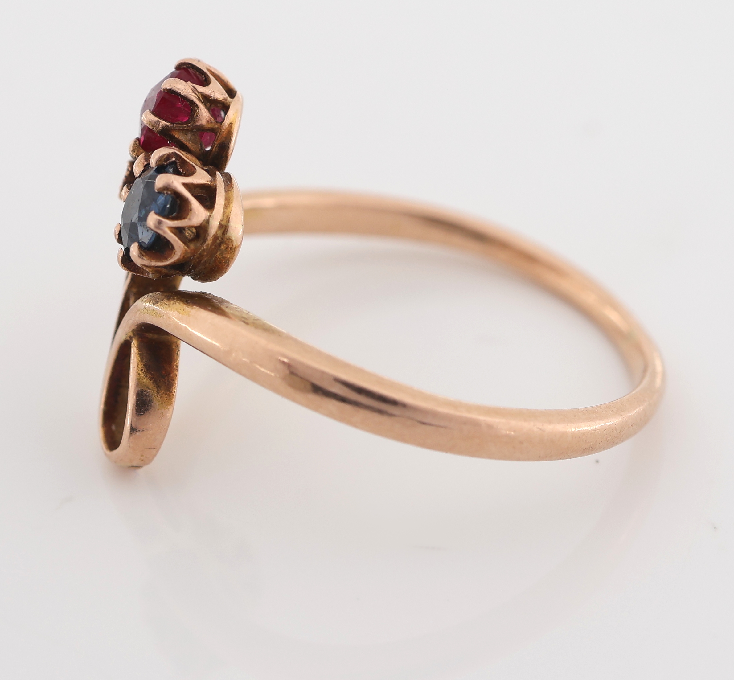 Detail e: 14 kt Gold Jugendstil Rubin-Saphir-Diamant -Ring, um 1900, GG 585/000, feine florale Ausführung, 1 rundfacett. Rubin und 1 rundfacett. Saphir zus. ...