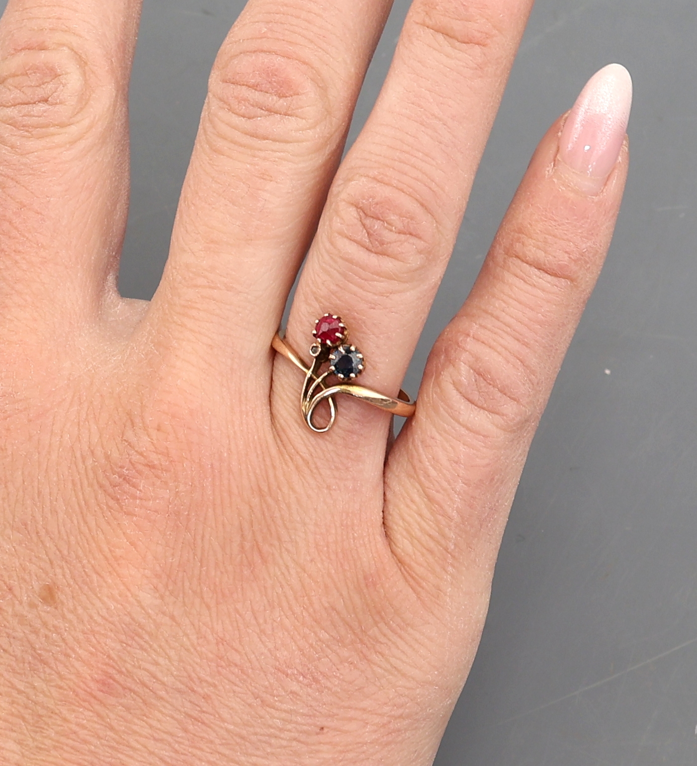 Detail g: 14 kt Gold Jugendstil Rubin-Saphir-Diamant -Ring, um 1900, GG 585/000, feine florale Ausführung, 1 rundfacett. Rubin und 1 rundfacett. Saphir zus. ...