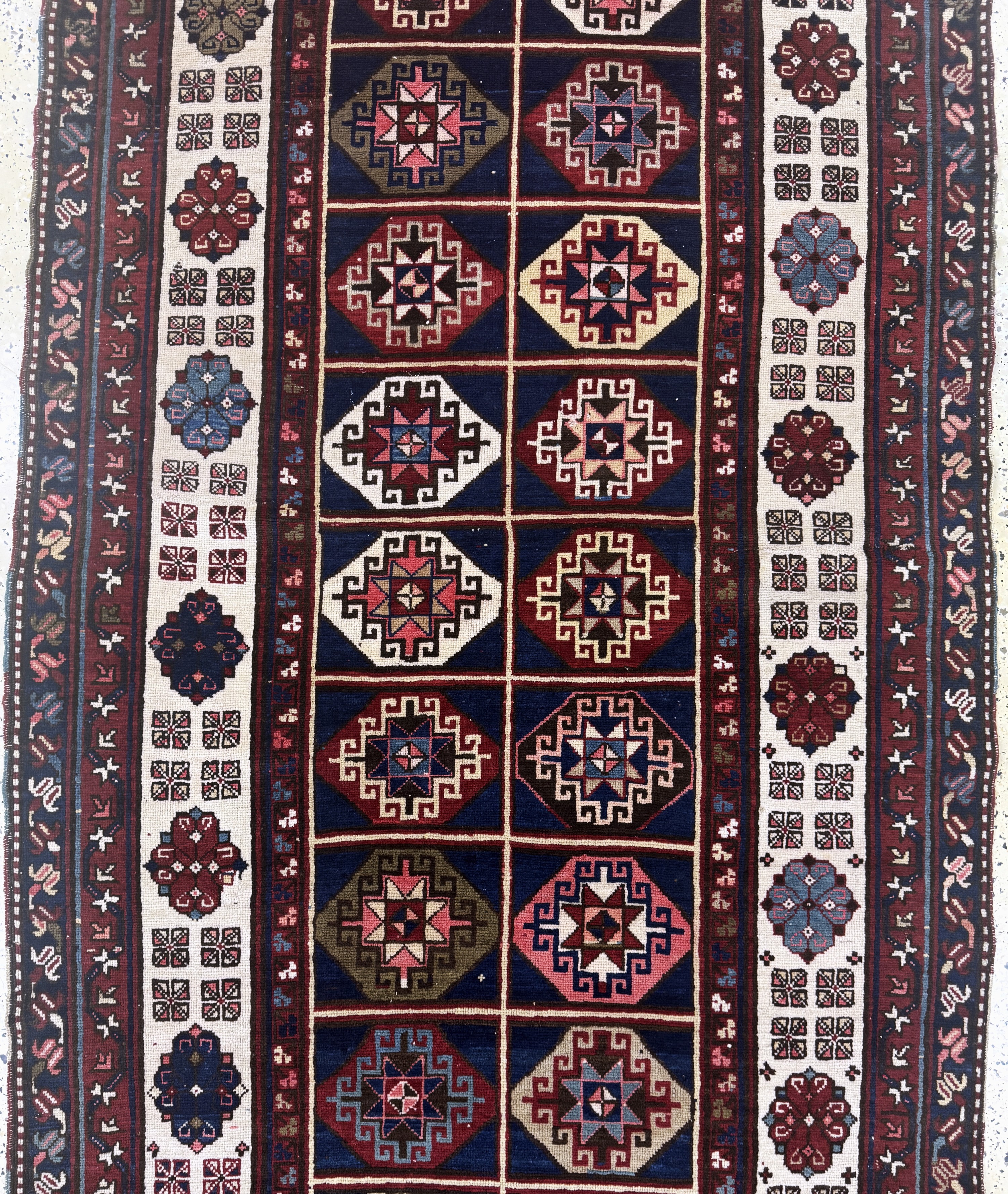 Detail c: Antiker"Talisch"Kazak, Kaukasus, datiert 1311(1889), Wolle auf Wolle, ca. 460 x 146 cm,EHZ: 2-3(restauriert)
