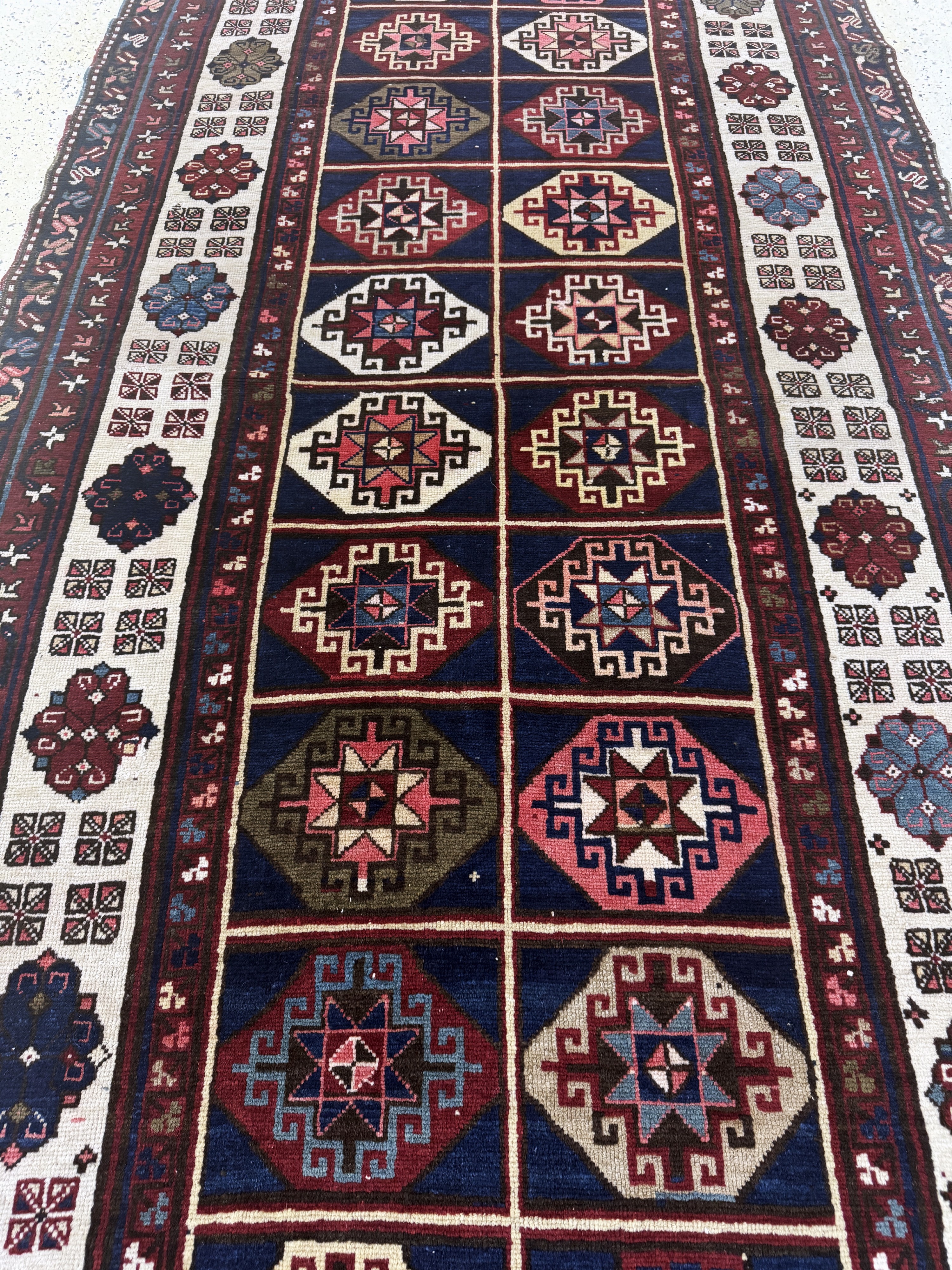 Detail g: Antiker"Talisch"Kazak, Kaukasus, datiert 1311(1889), Wolle auf Wolle, ca. 460 x 146 cm,EHZ: 2-3(restauriert)