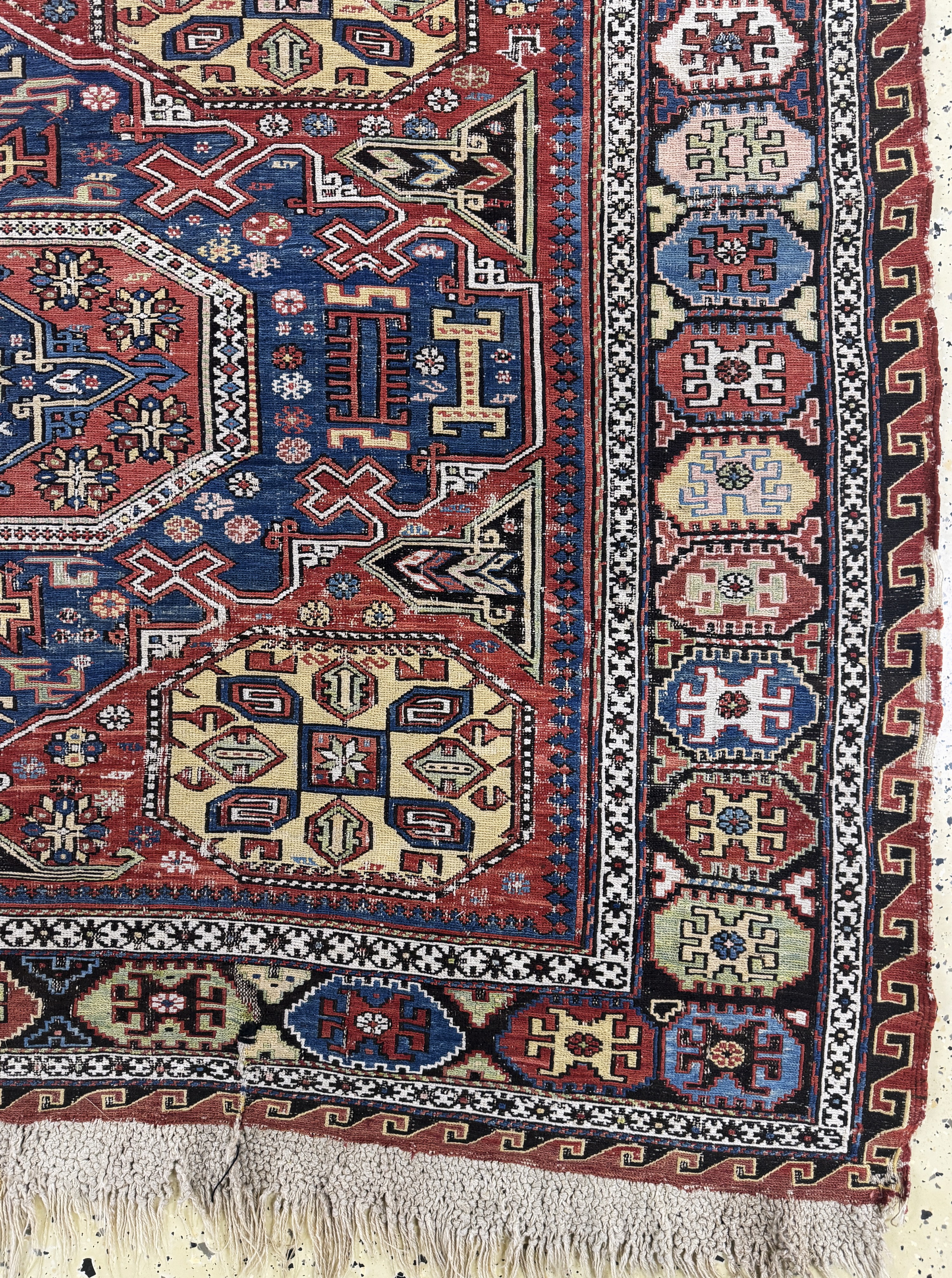 Detail a: Antiker"Medalion-Sumakh", Kaukasus, 19.Jhd,Wolle auf Wolle, ca. 330 x 190 cm, EHZ: 3