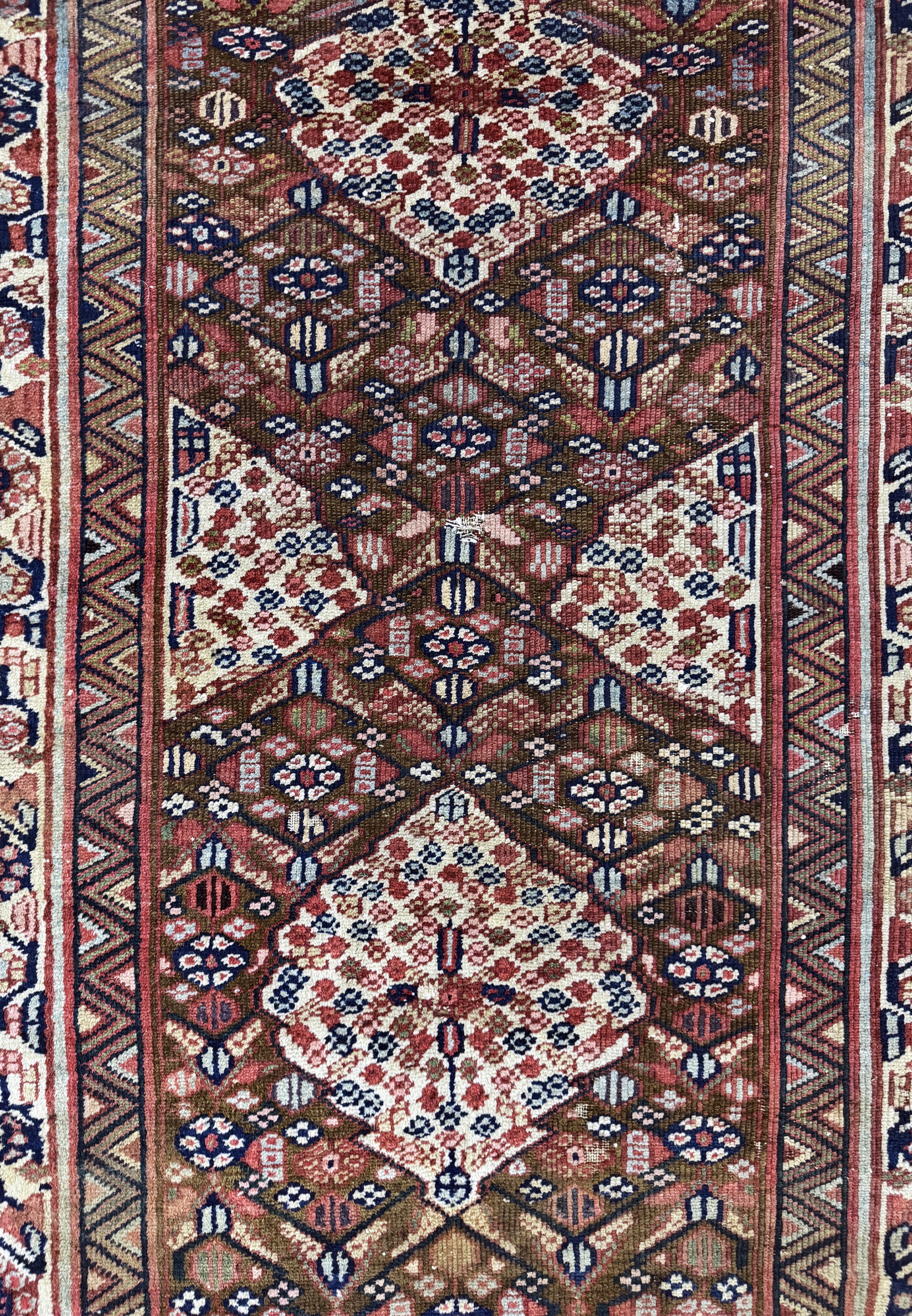 Detail e: Antiker Sarab, Persien, 19.Jhd, Wolle auf Baumwolle, ca. 334 x 123 cm, EHZ: 4