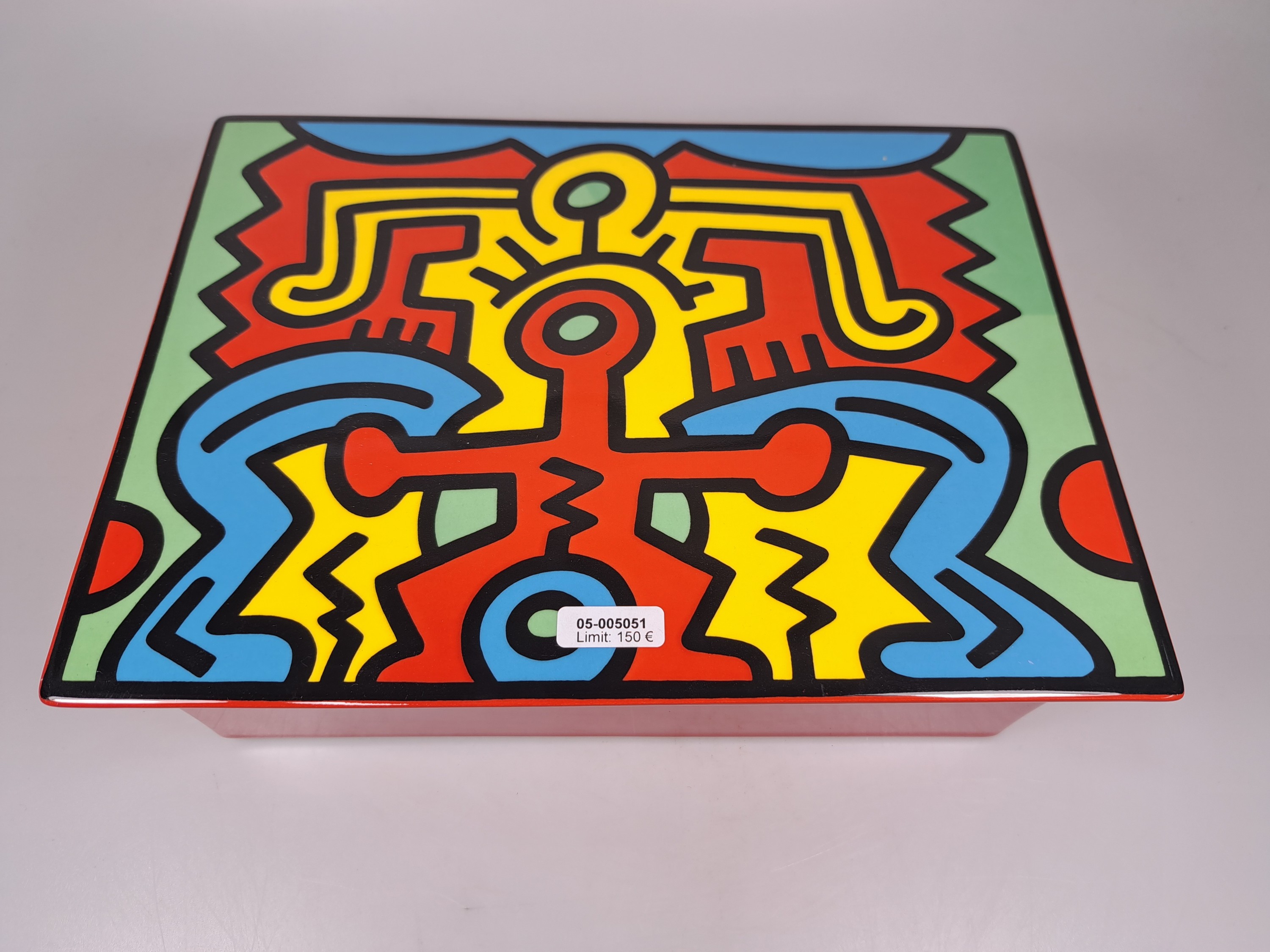 Detail a: Deckeldose, Keith Haring x Villeroy & Boch, Edition No.2 Spirit of Art, 1992, Porzellan, mit gedrucktem Deckelmotiv nach Keith Haring, Ed. 428/750, ...