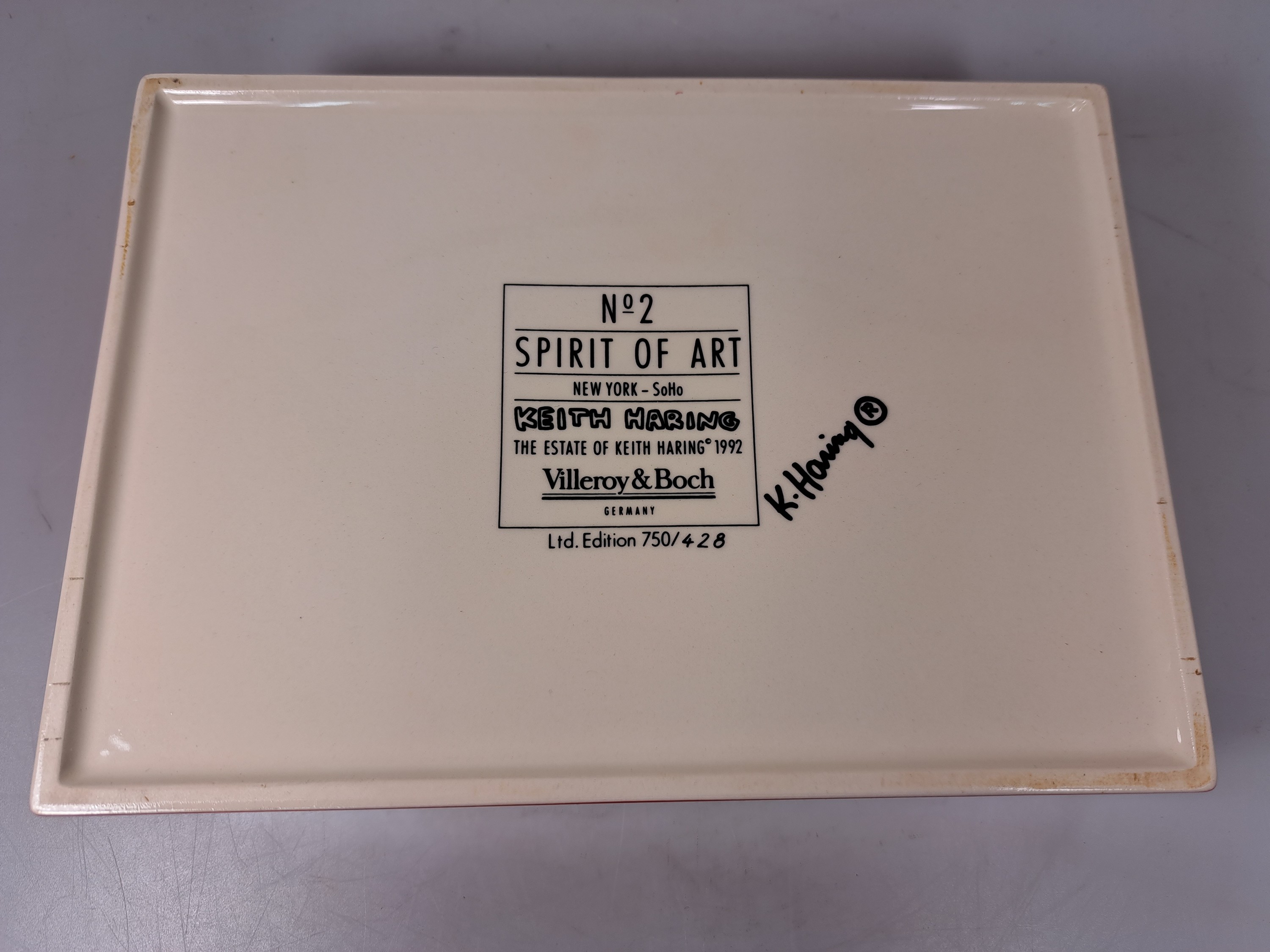 Detail c: Deckeldose, Keith Haring x Villeroy & Boch, Edition No.2 Spirit of Art, 1992, Porzellan, mit gedrucktem Deckelmotiv nach Keith Haring, Ed. 428/750, ...