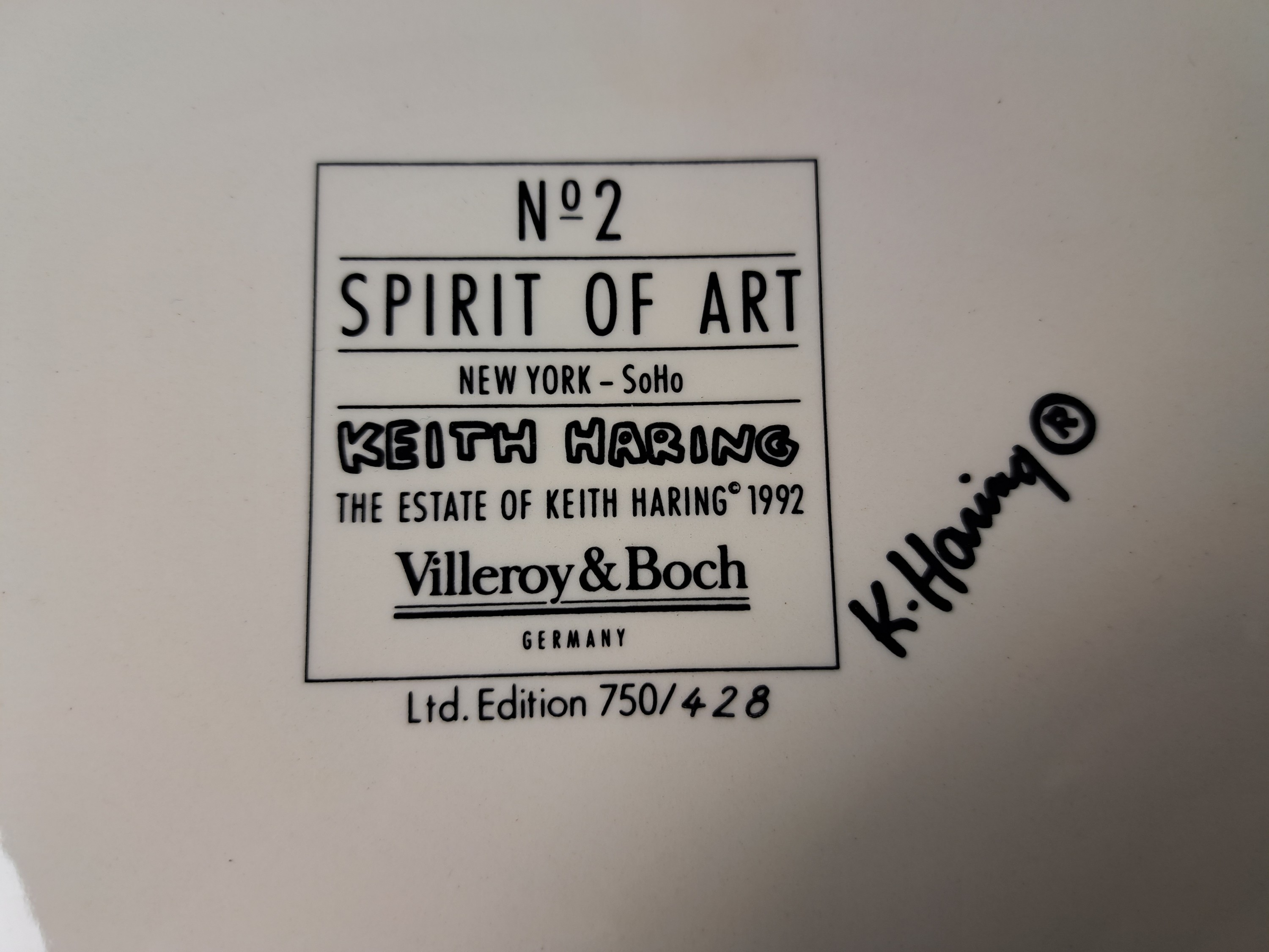 Detail d: Deckeldose, Keith Haring x Villeroy & Boch, Edition No.2 Spirit of Art, 1992, Porzellan, mit gedrucktem Deckelmotiv nach Keith Haring, Ed. 428/750, ...