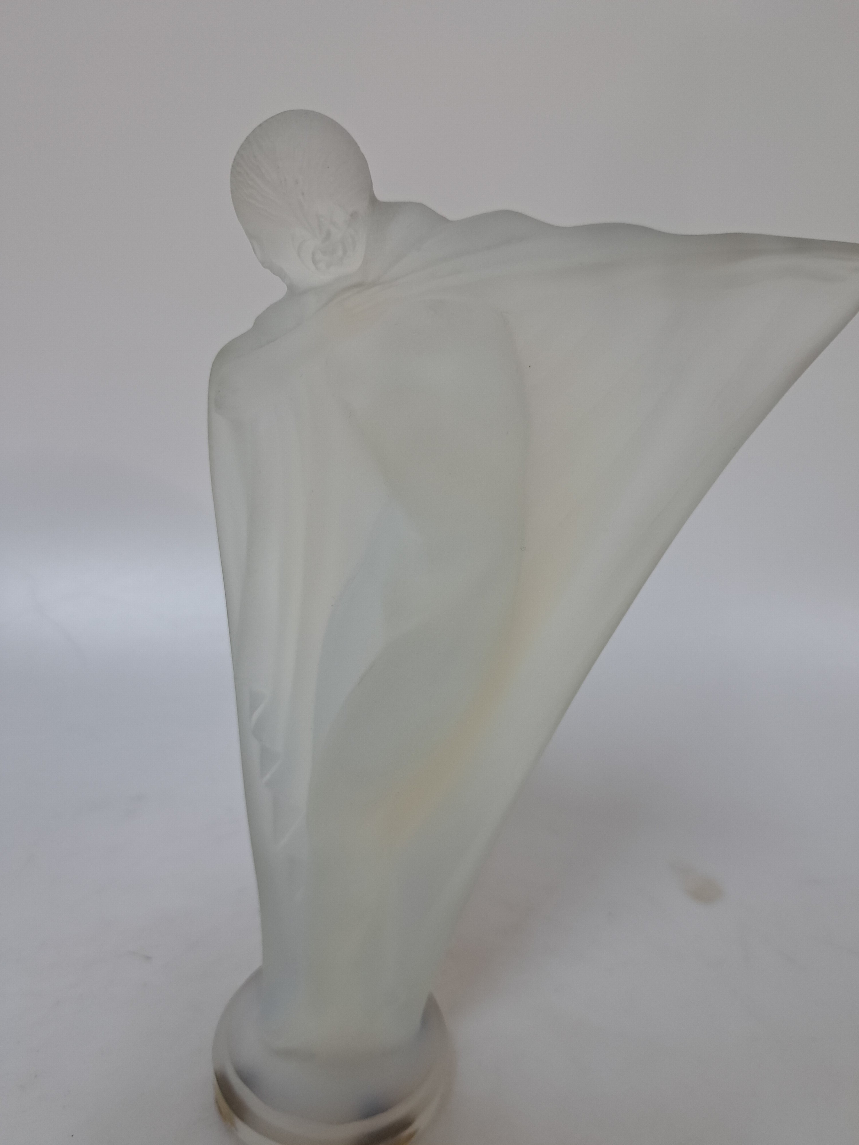 Detail a: Glasskulptur, Entw. Lucille Sevin, Ausformung Etling, Frankreich, 1930er Jahre, stehender weiblicher Akt mit großem Tuch, Opalinglas, mattiert, ...