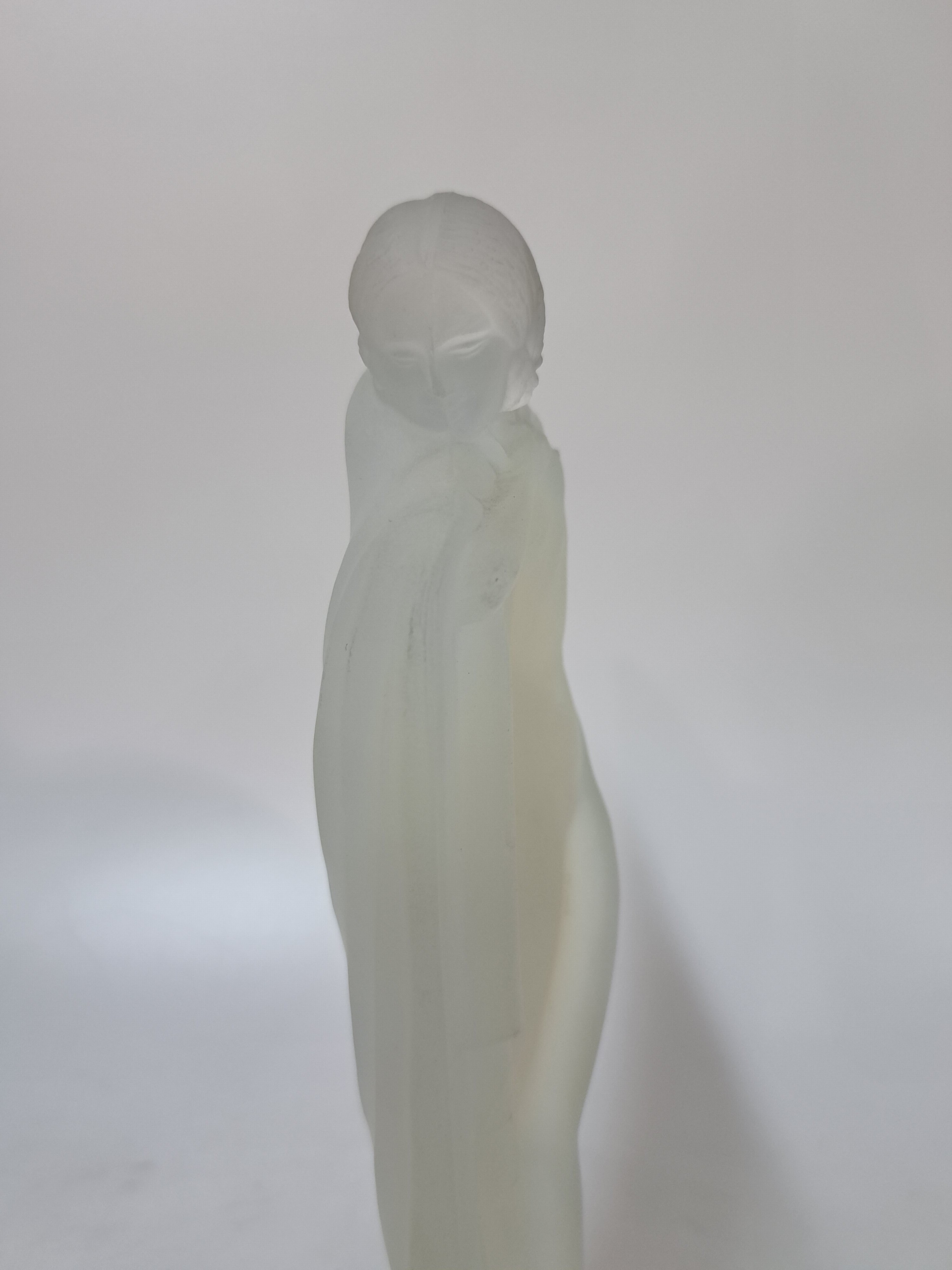 Detail b: Glasskulptur, Entw. Lucille Sevin, Ausformung Etling, Frankreich, 1930er Jahre, stehender weiblicher Akt mit großem Tuch, Opalinglas, mattiert, ...