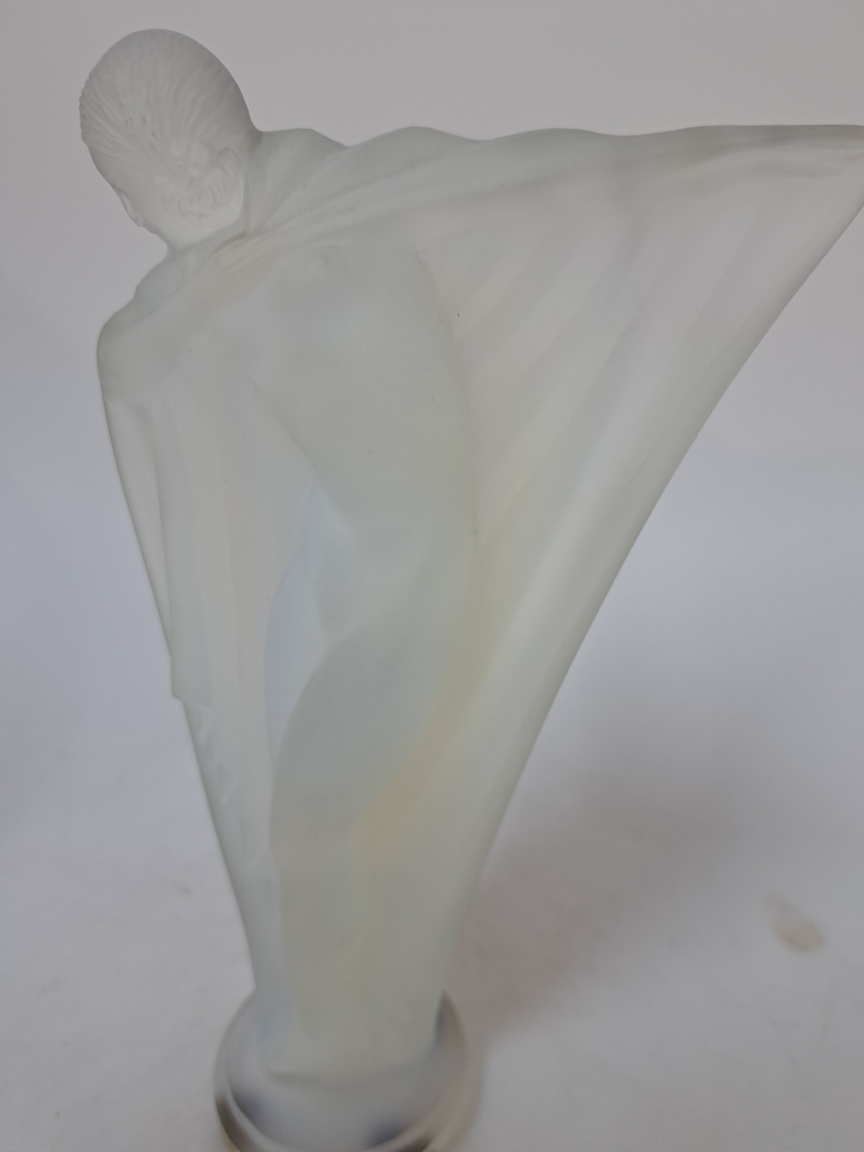 Detail c: Glasskulptur, Entw. Lucille Sevin, Ausformung Etling, Frankreich, 1930er Jahre, stehender weiblicher Akt mit großem Tuch, Opalinglas, mattiert, ...