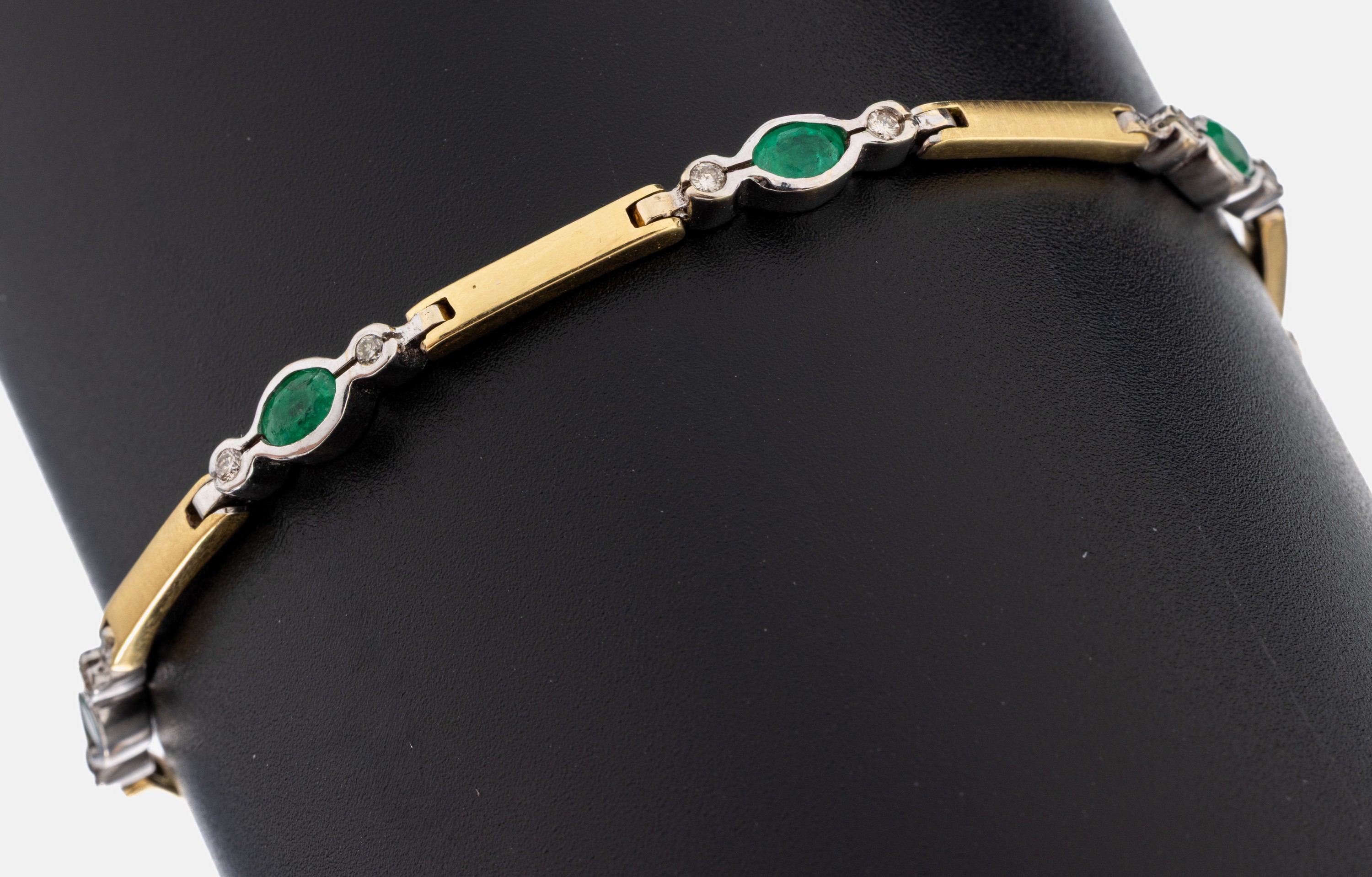 Image 27073052 - 18 kt Gold Smaragd-Brillant-Armband, GG/WG 750/000, 7 Smaragd-Navettes zus. ca. 1.35 ct ...