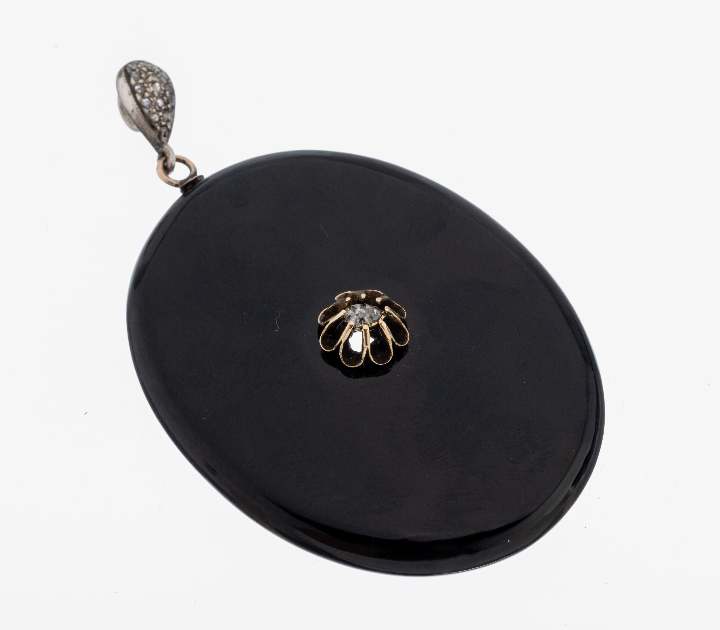 Image 27073064 - Onyx-Diamant-Anhänger, um 1880, schlichter ovaler Onyx, mittig aufgelegtes Zierelement ...