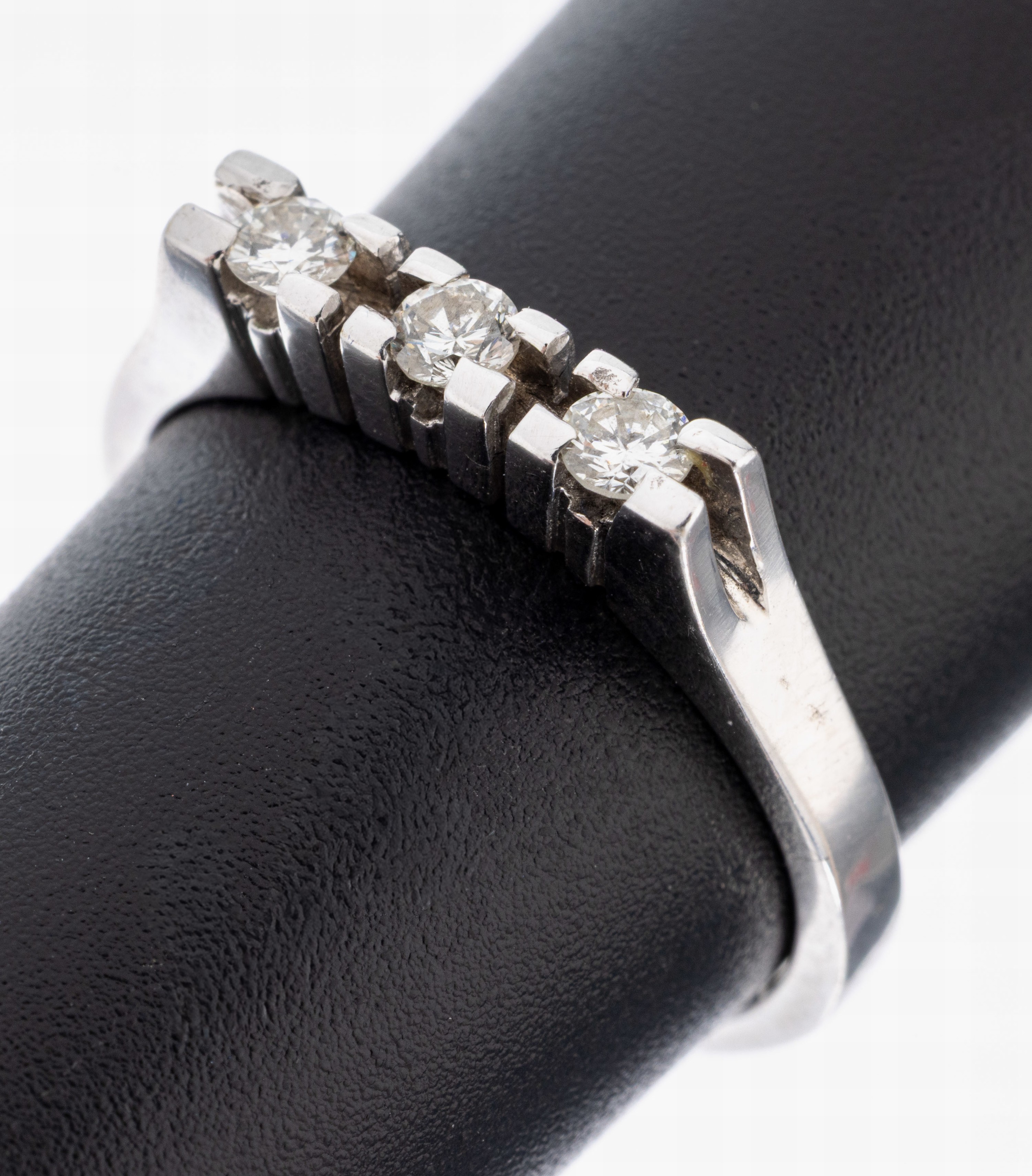 Image 27073074 - 14 kt gold brilliant-ring, WG 585/000, unpretentious design, 3 brilliants total approx. ...