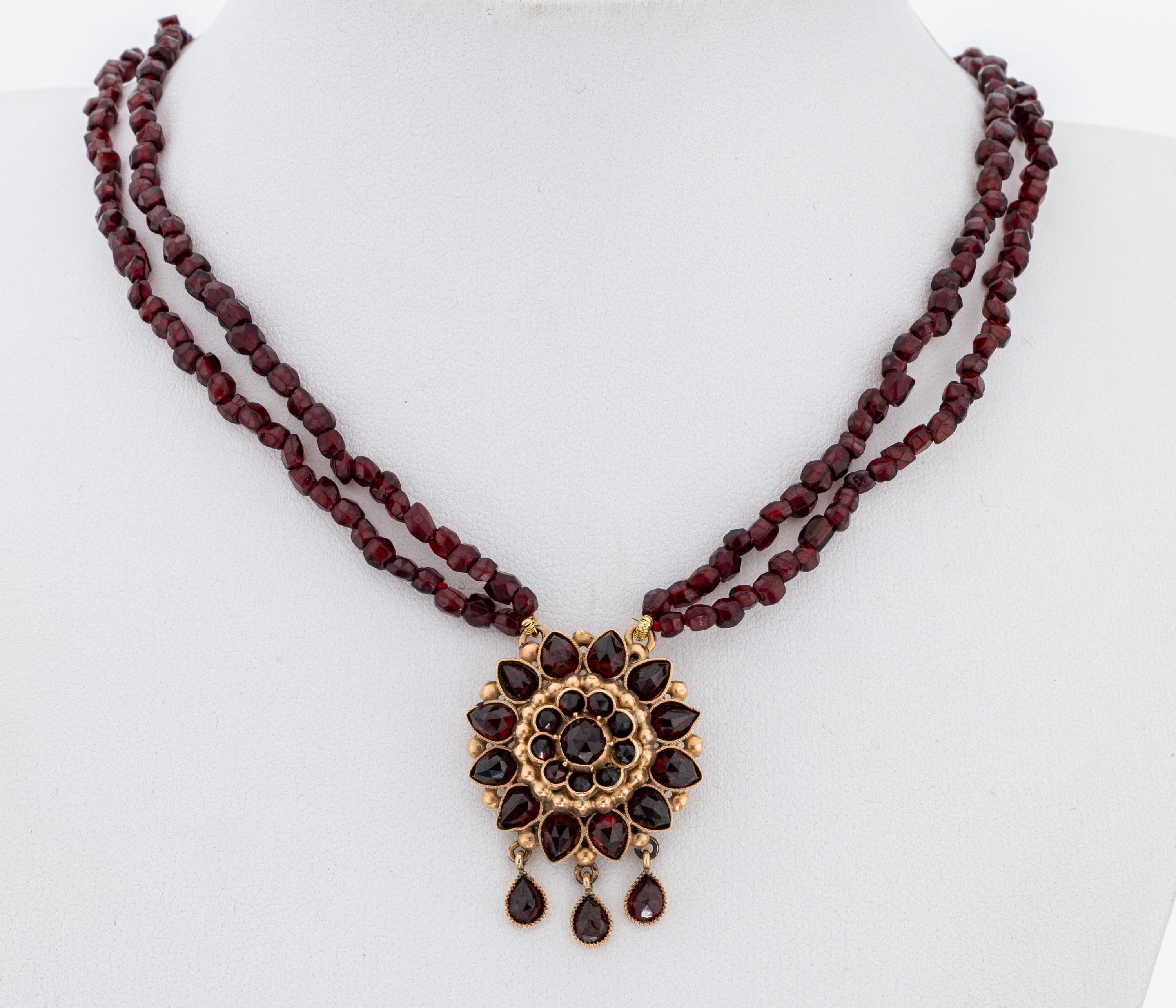Image 27073077 - Garnet-necklace with 8 kt gold middle part, approx. 1880-1900, YG 333/000 tested, 2 2- ...