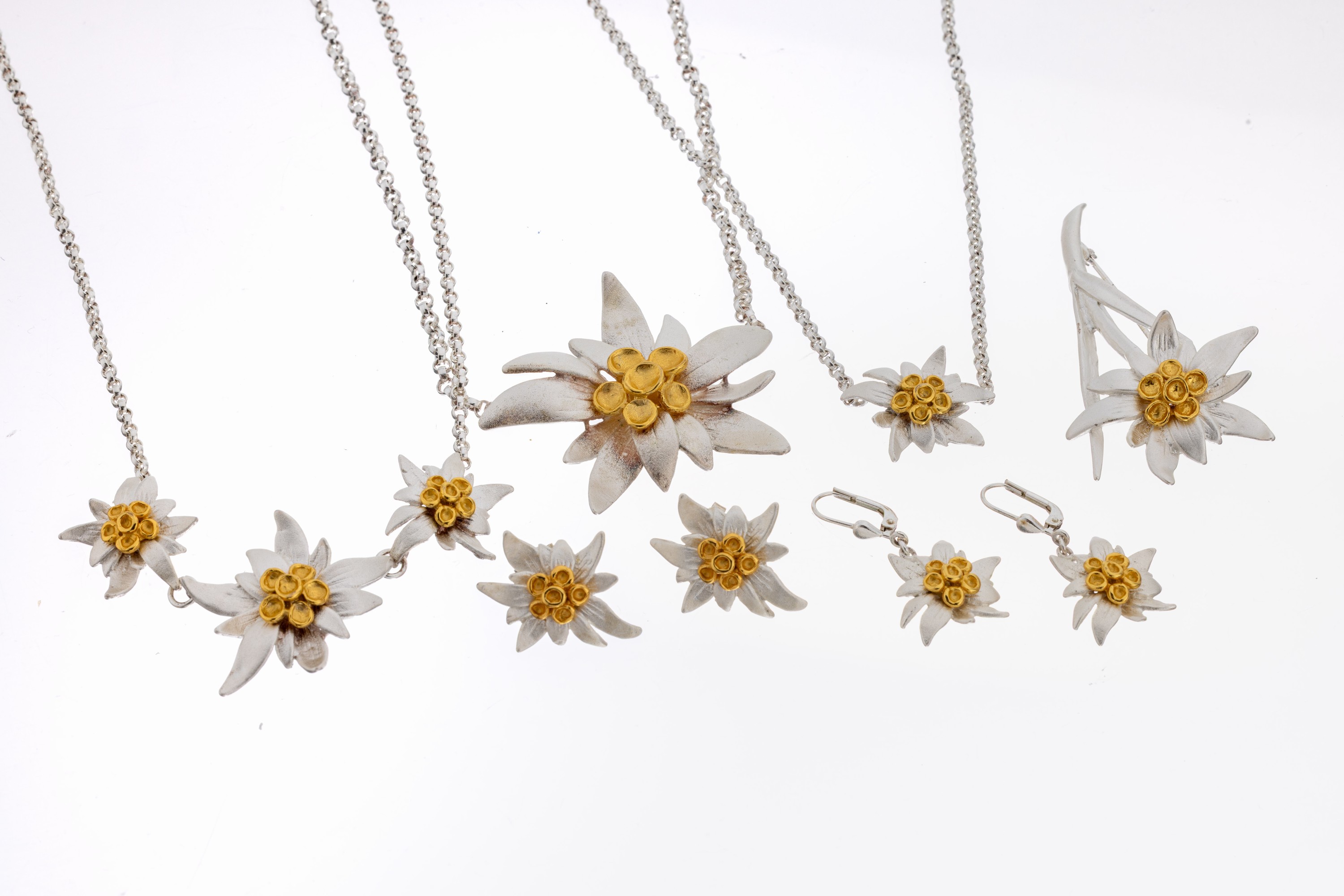 Schmuckset "Blüten", 925er Silber teilverg., best. aus: 1 Collier, L. ca. 43 cm,Mittelteil 3 Blüten, 1 Collier, L. ca. 47 cm, Mittelteil ...
