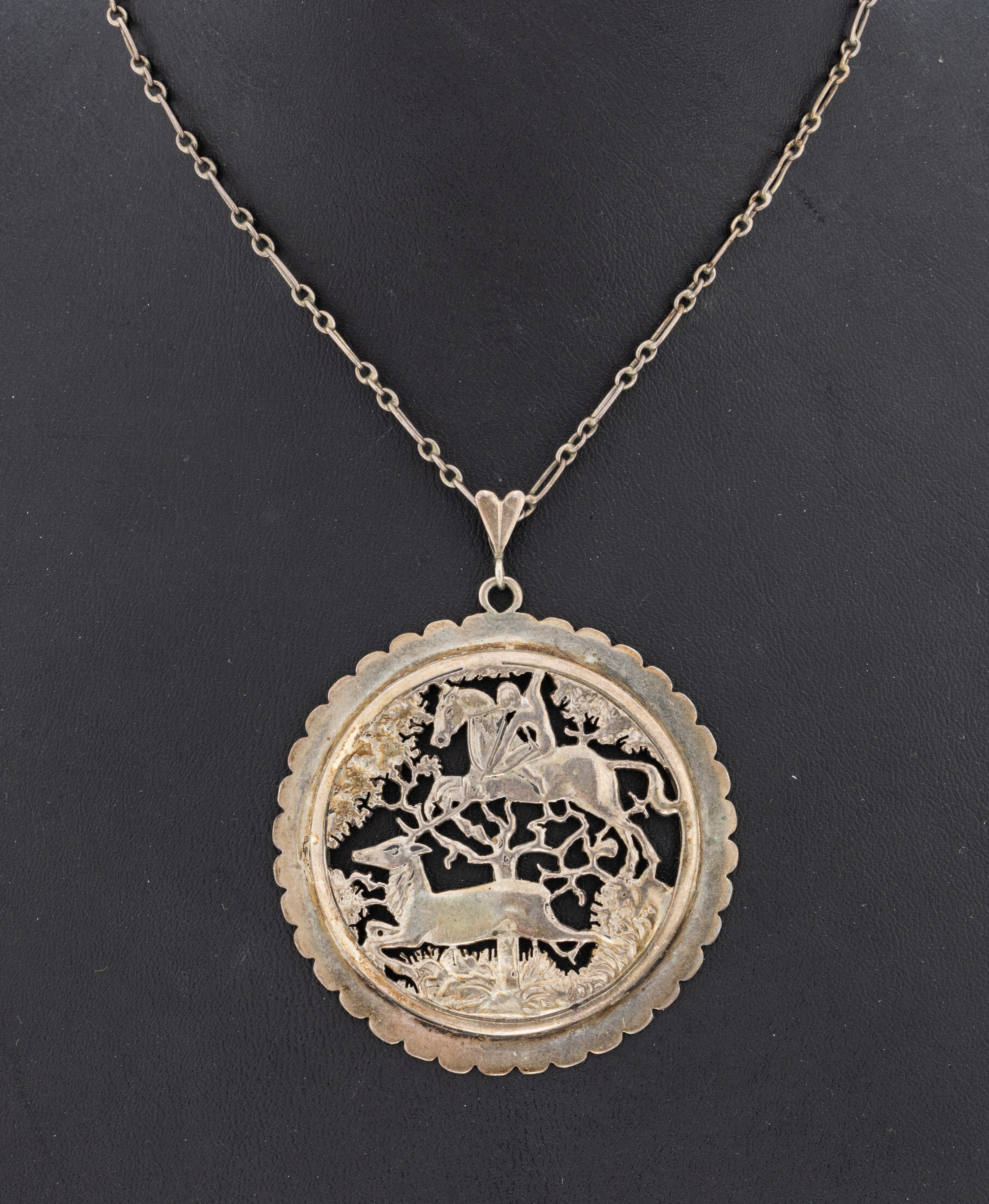 Image 27073080 - Anhänger, deutsch, 1930er Jahre, 900er Silber, Jagdmotiv, Jäger mit Pfeil und Bogen ...