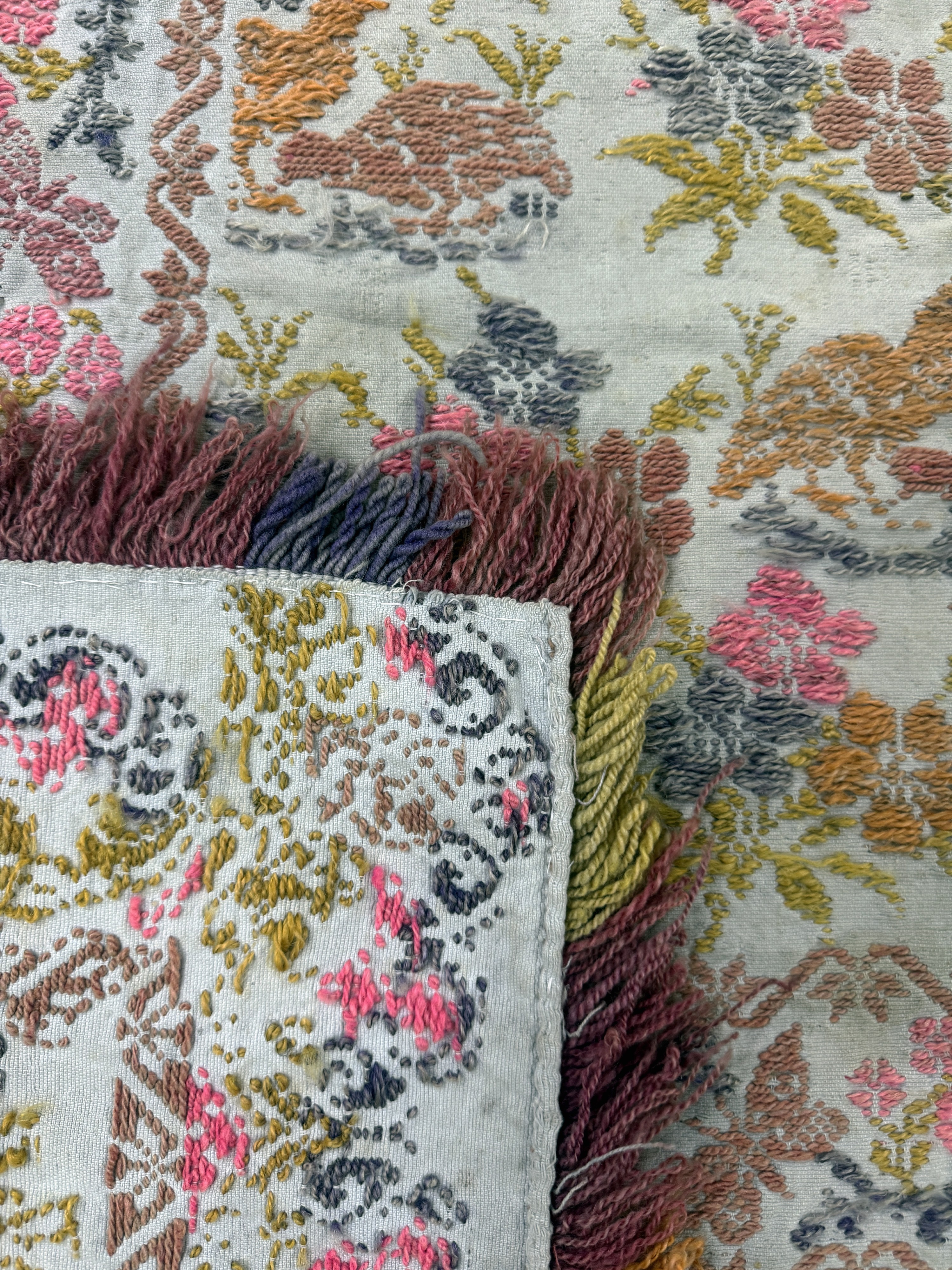 Detail f: Stickerei alt(2 Bahnig), Skandinavien, Mitte 20.Jhd, Wool-Stickerei auf Baumwolle, ca. 214 x 160 cm, EHZ: 2
