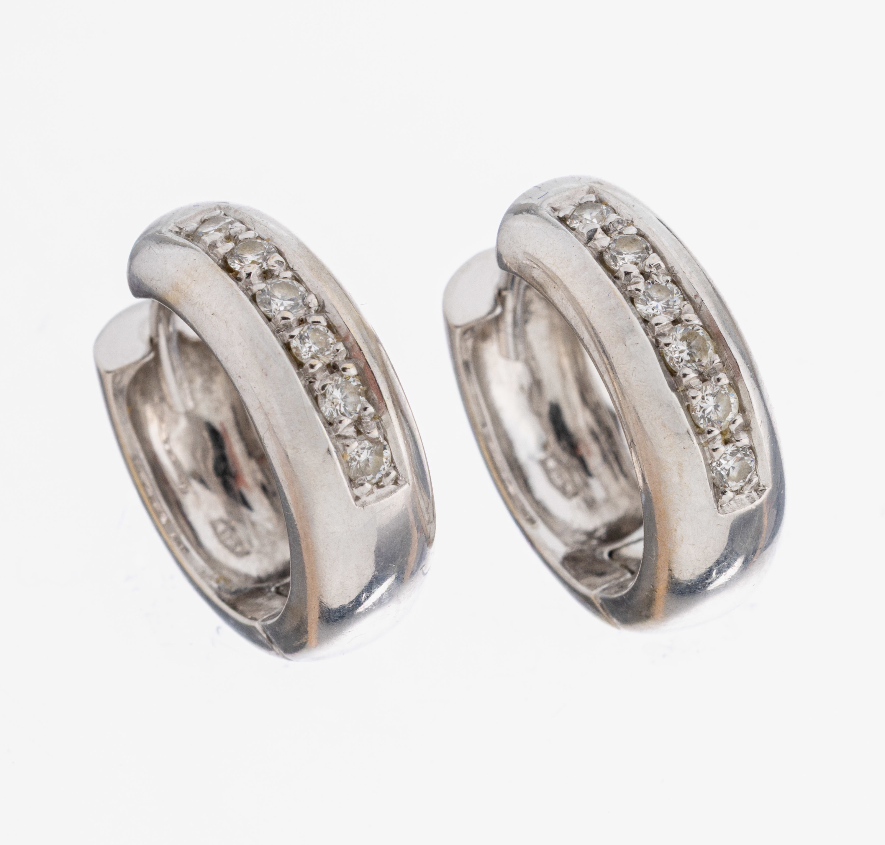 Paar 14 kt Gold Brillant-Ohrcreolen, WG 585/000, schlichtes Design, 12 Brillanten zus.ca. 0.24 ct Weiß/si, ca. 5.8 g, ca. 1.5 cm