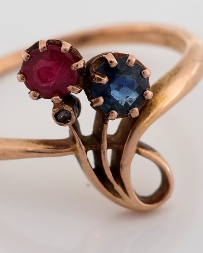 27073034b - 14 kt Gold Jugendstil Rubin-Saphir-Diamant -Ring, um 1900, GG 585/000, feine florale ...
