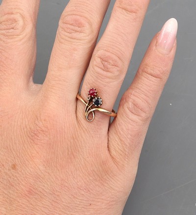 27073034g - 14 kt Gold Jugendstil Rubin-Saphir-Diamant -Ring, um 1900, GG 585/000, feine florale ...