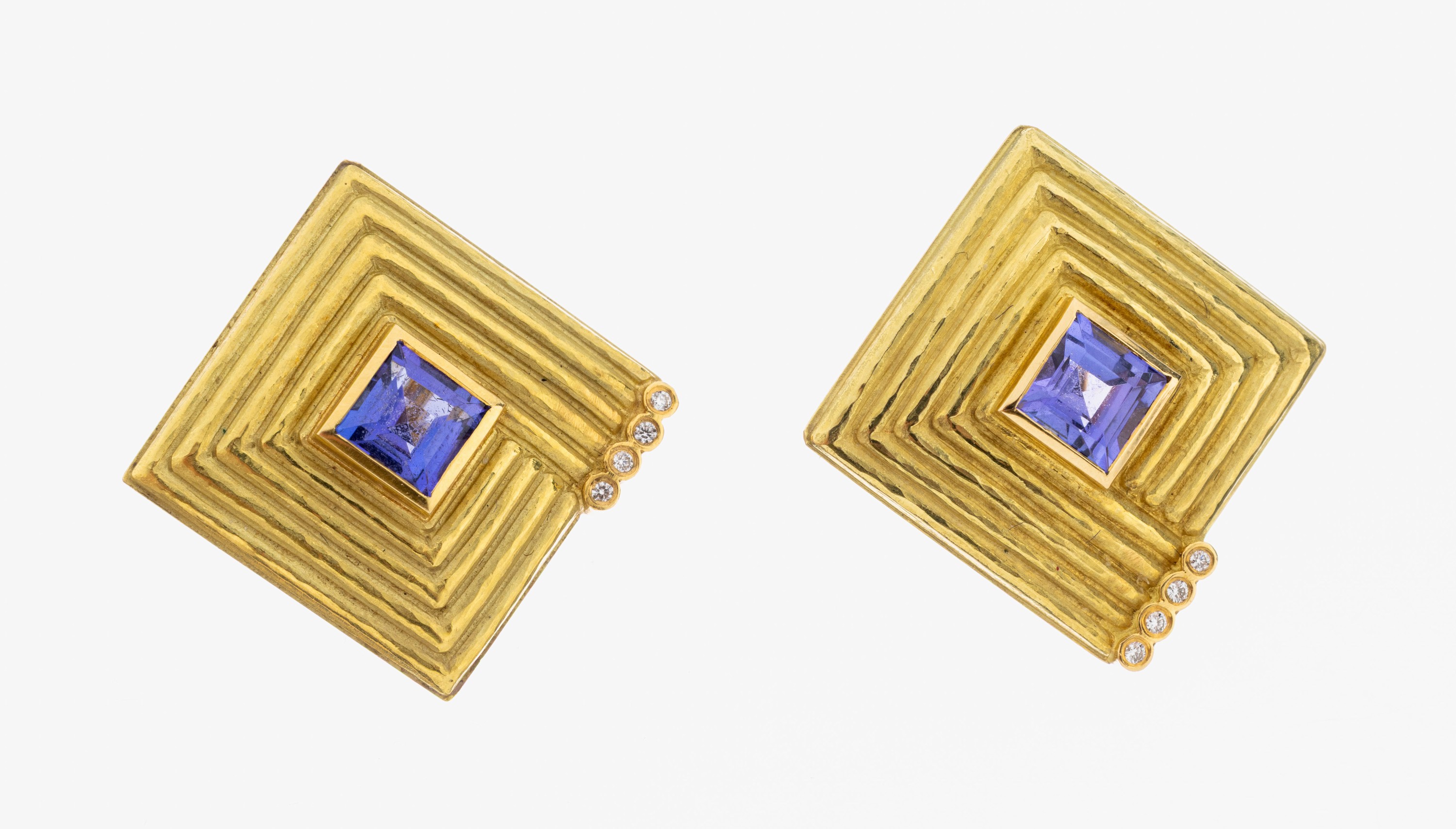 Paar 18 kt Gold Tansanit-Brillant-Ohrstecker, GG 750/000, ungewöhnliches Design, 2 Tansanit-Carrees zus. ca. 1.80 ct, 8 Brillanten zus. ca. 0.04 ct ...