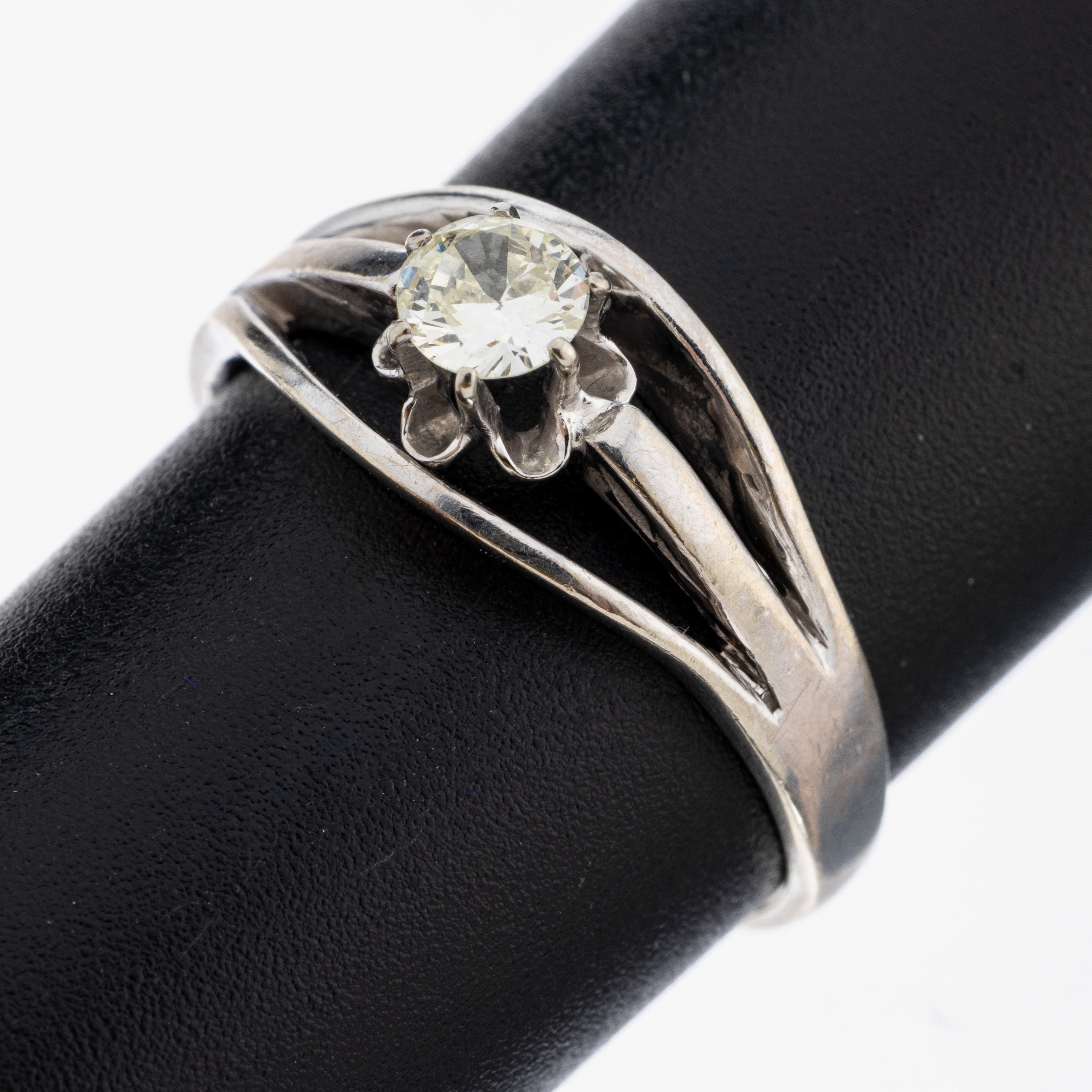 Image 27073133 - 14 kt Gold Brillant-Ring, WG 585/000, 3-geteilter Ringkopf, erhaben gefasster Brillant ...