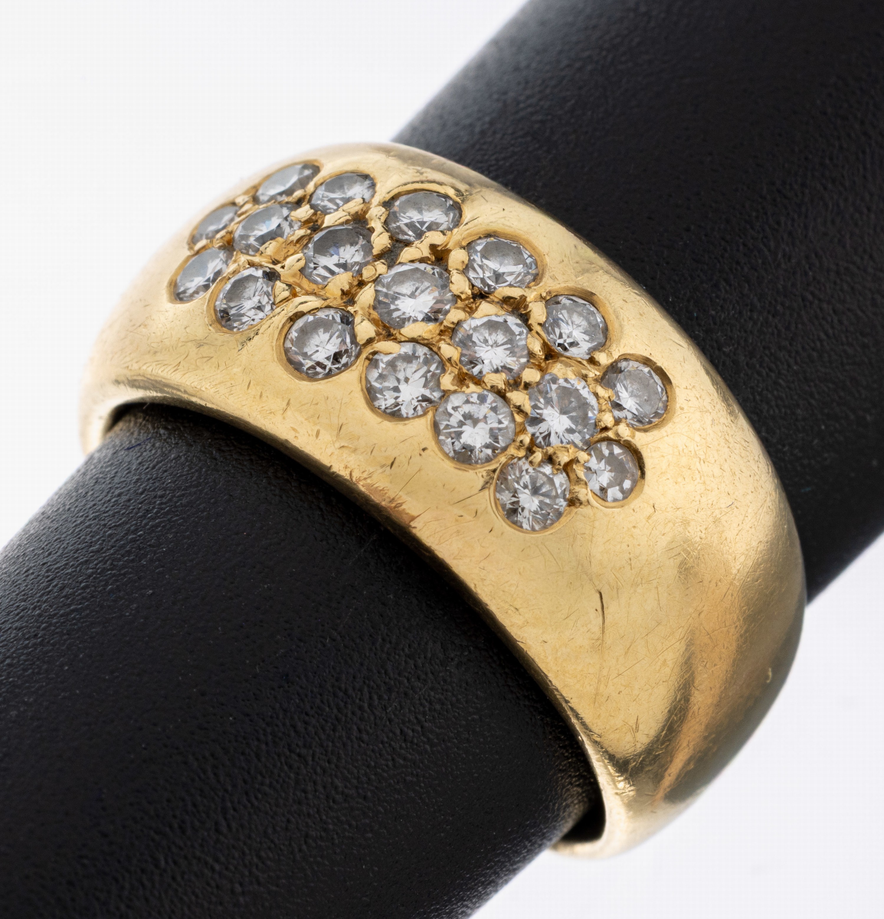Image 27073134 - 18 kt gold diamond-ring , YG 750/000, unpretentious design, 17 brilliants and 2 ...