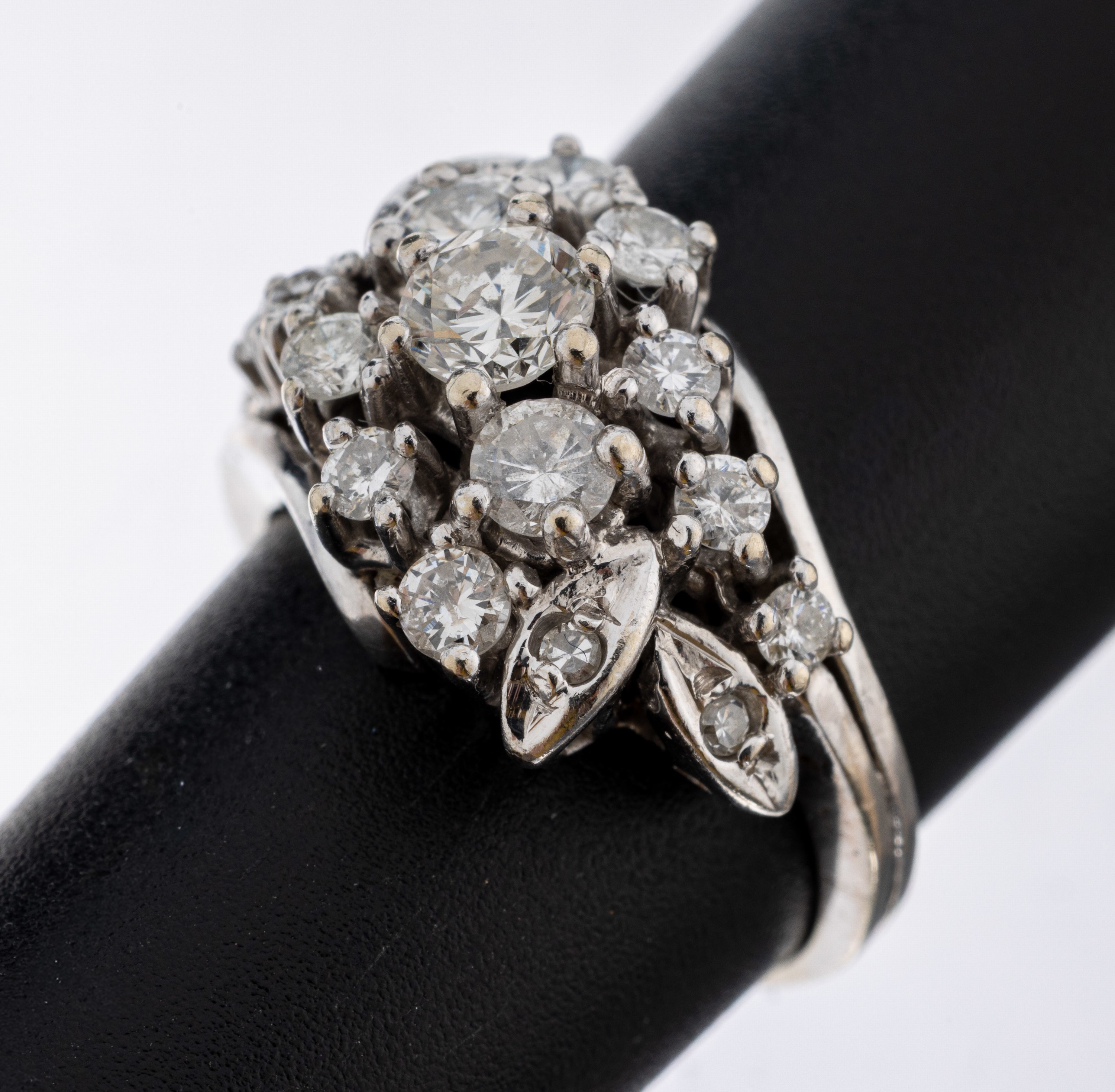 Image 27073135 - 14 kt Gold Diamant-Ring, WG 585/000, Aufbauin mehreren Ebenen, 13 Brillanten und 4 8/8- ...