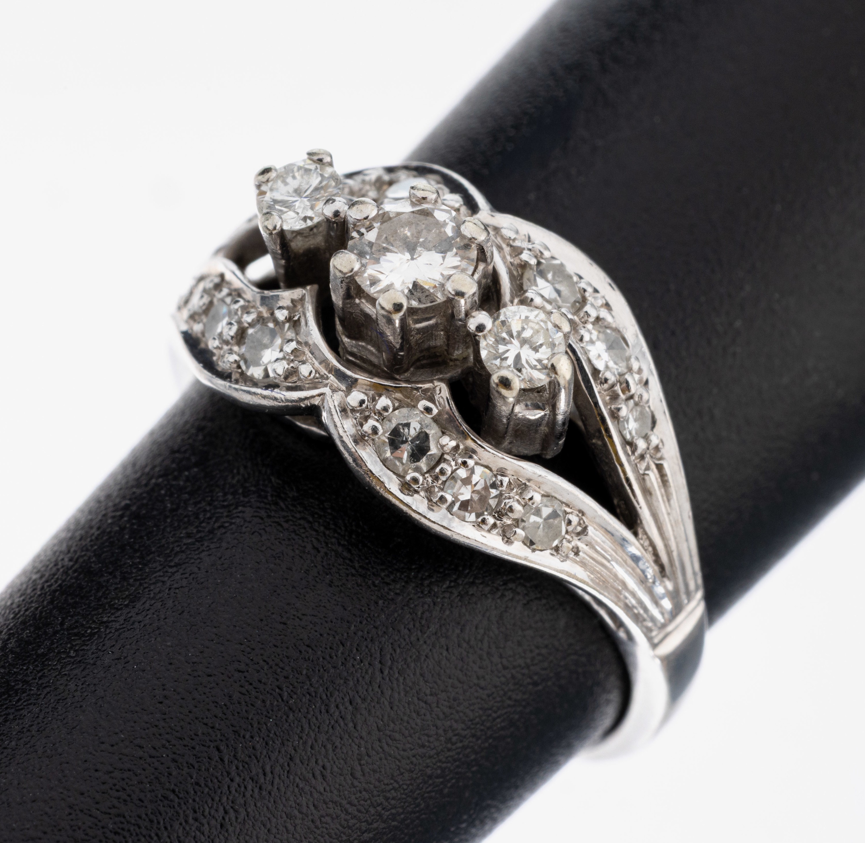 Image 27073138 - 14 kt Gold Diamant-Ring, WG 585/000, Aufbau in mehreren Ebenen, 3 Brillanten und ...