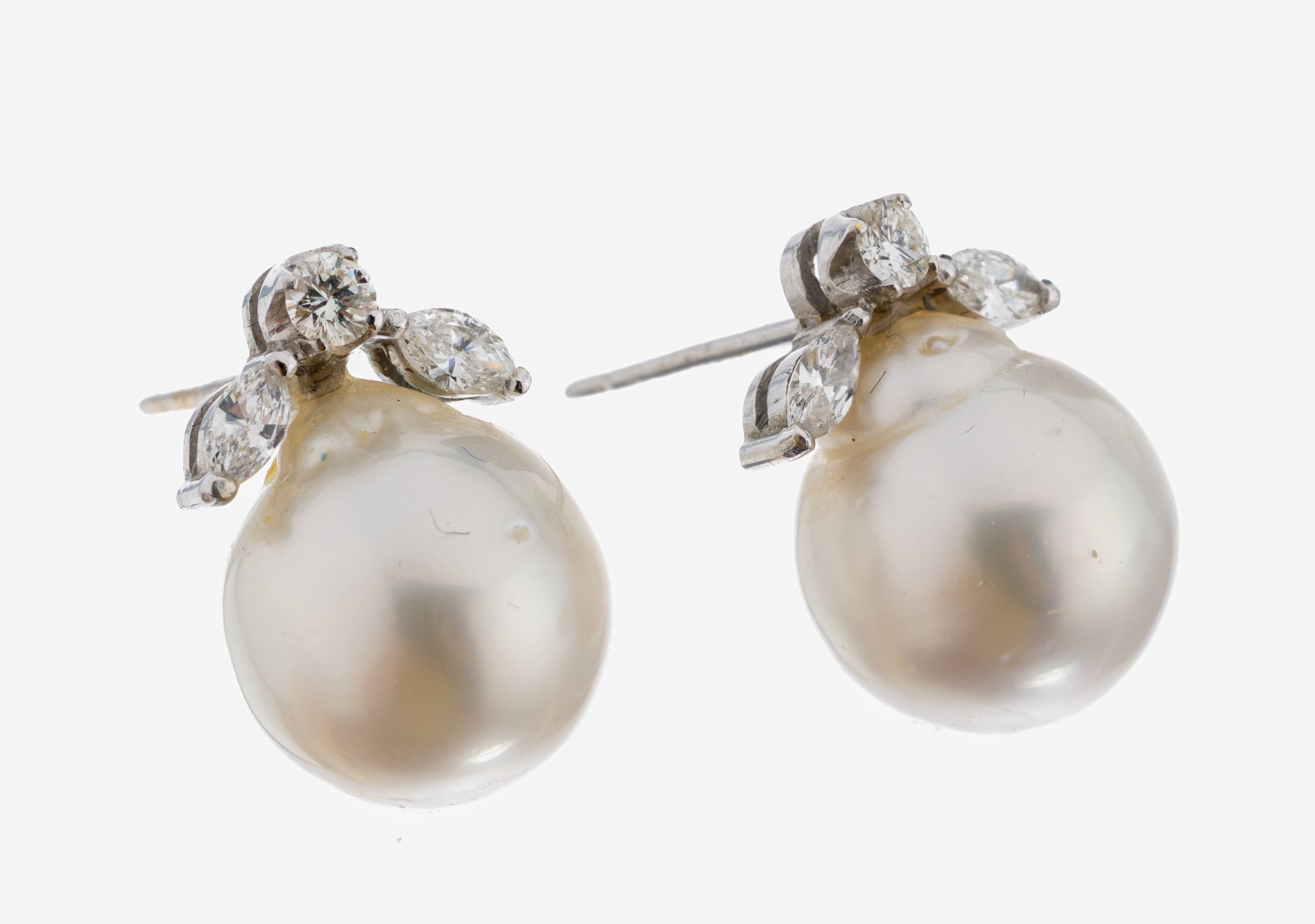 Image 27073140 - Paar 18 kt Gold Perl-Diamant-Ohrstecker, WG750/000 gepr., 2 l. unrunde ...