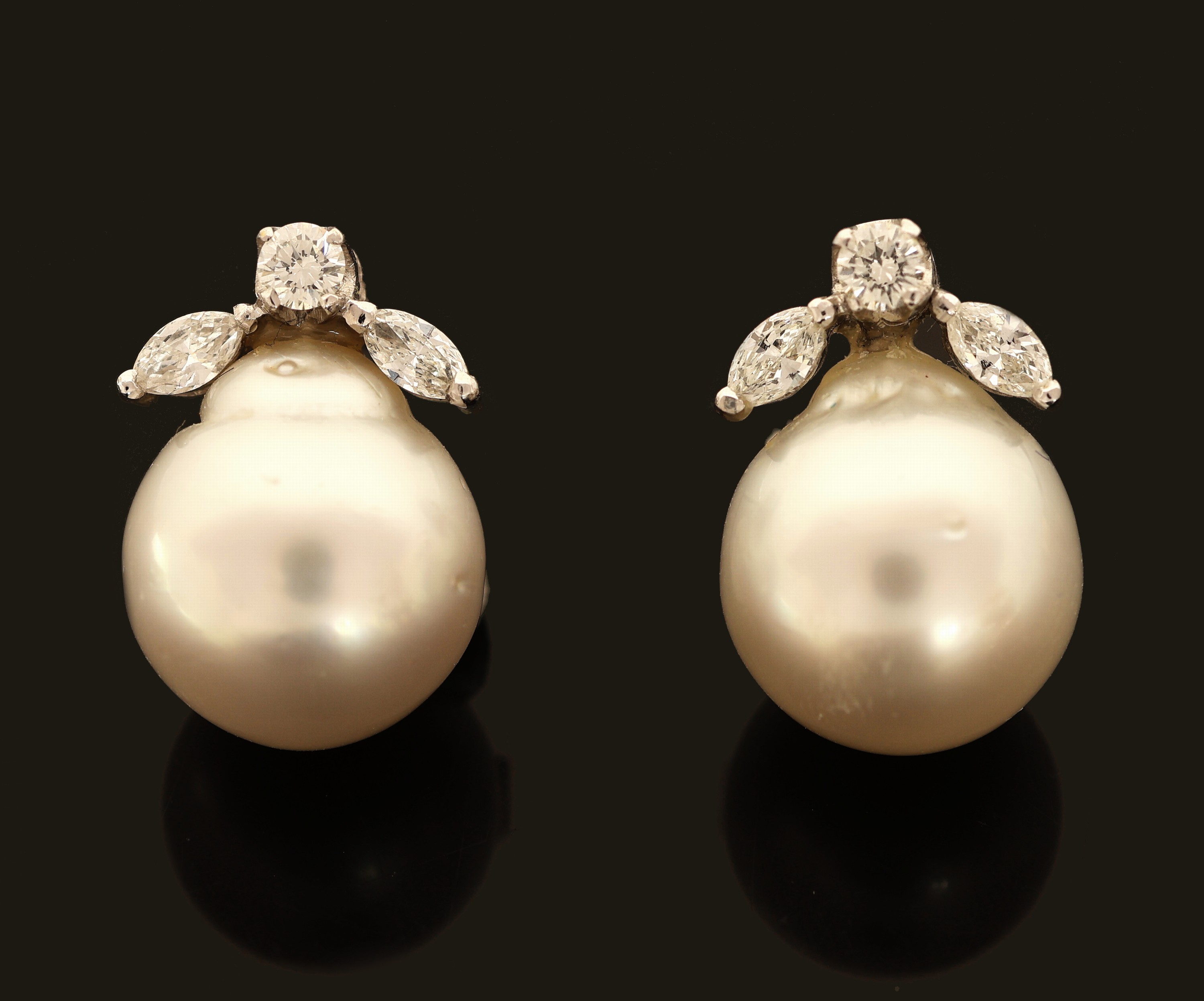 Detail a: Paar 18 kt Gold Perl-Diamant-Ohrstecker, WG750/000 gepr., 2 l. unrunde Südseezuchtperlen,D. ca. 11.7 mm, 2 Brillanten und 4 Diamantnavettes zus. ...