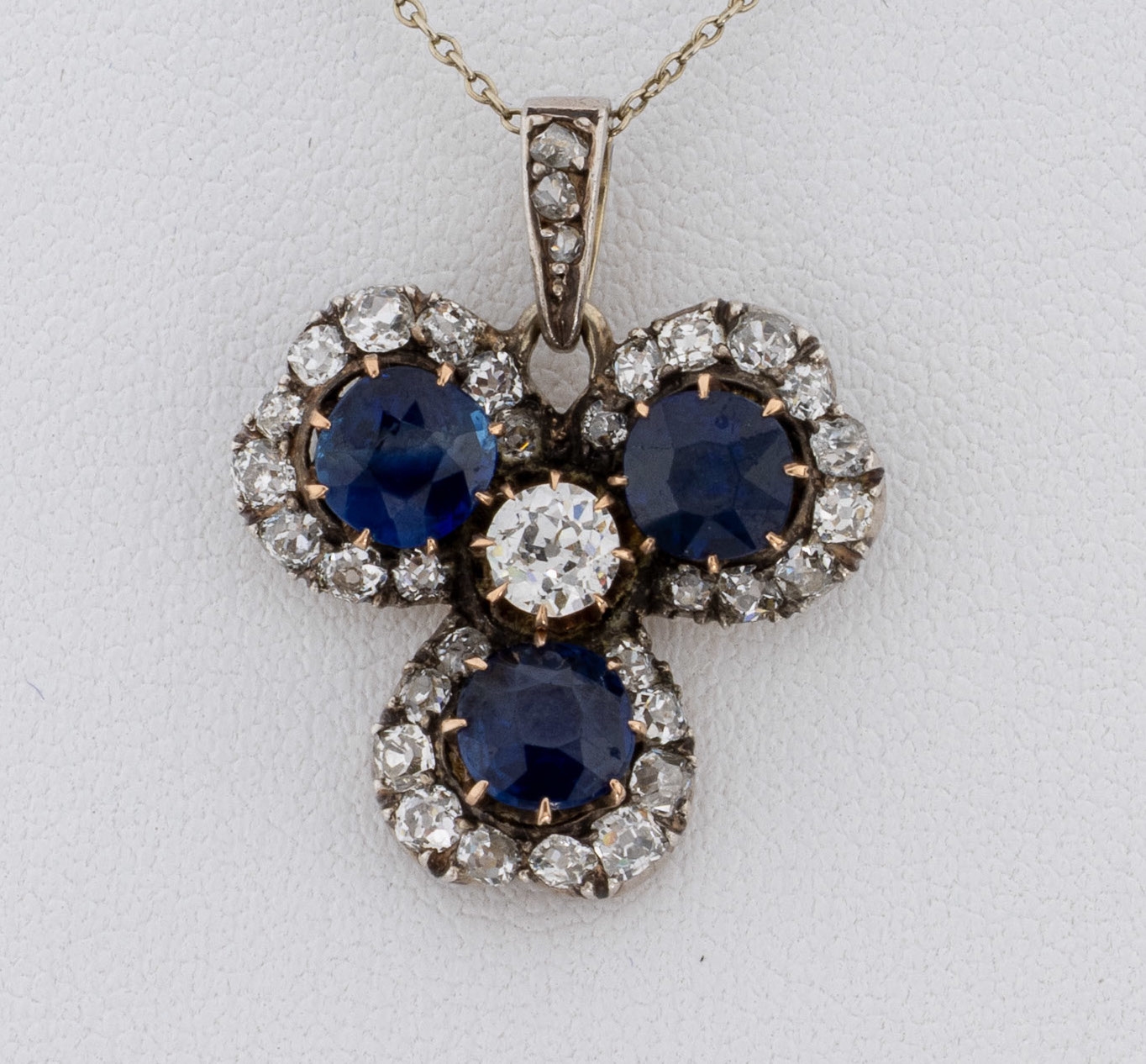 Detail a: 14 kt Gold und Silber Saphir-Diamant-Anhänger,um 1890, GG 585/000 gepr. und Silber gepr.,Darstellung eines Kleeblatts, 3 rundfacett. Saphire zus. ...