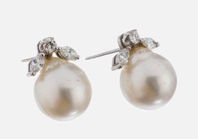 Image Paar 18 kt Gold Perl-Diamant-Ohrstecker, WG750/000 gepr., 2 l. unrunde ...
