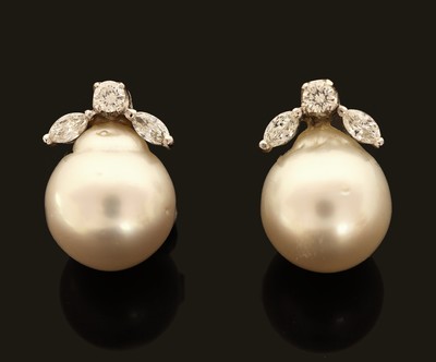 27073140a - Paar 18 kt Gold Perl-Diamant-Ohrstecker, WG750/000 gepr., 2 l. unrunde ...