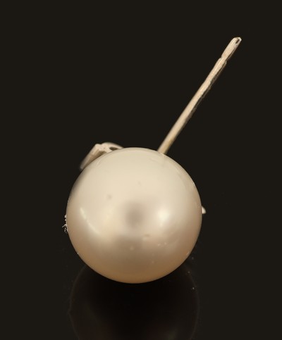 27073140b - Paar 18 kt Gold Perl-Diamant-Ohrstecker, WG750/000 gepr., 2 l. unrunde ...