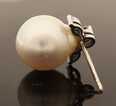 27073140c - Paar 18 kt Gold Perl-Diamant-Ohrstecker, WG750/000 gepr., 2 l. unrunde ...
