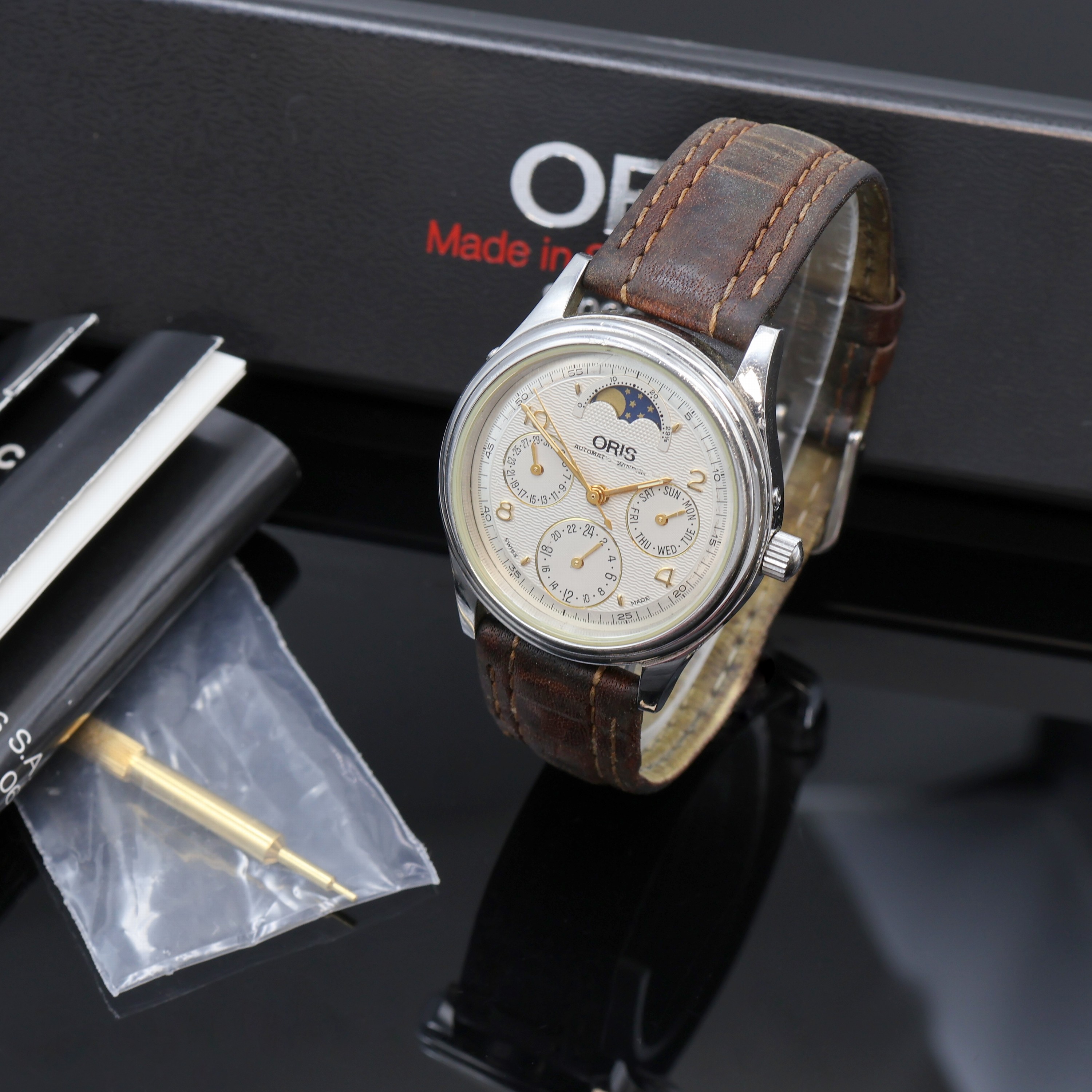 Image 27073690 - ORIS Herrenarmbanduhr mit Mondphase Referenz 7433, Schweiz um 1995, Automatik, beids. ...