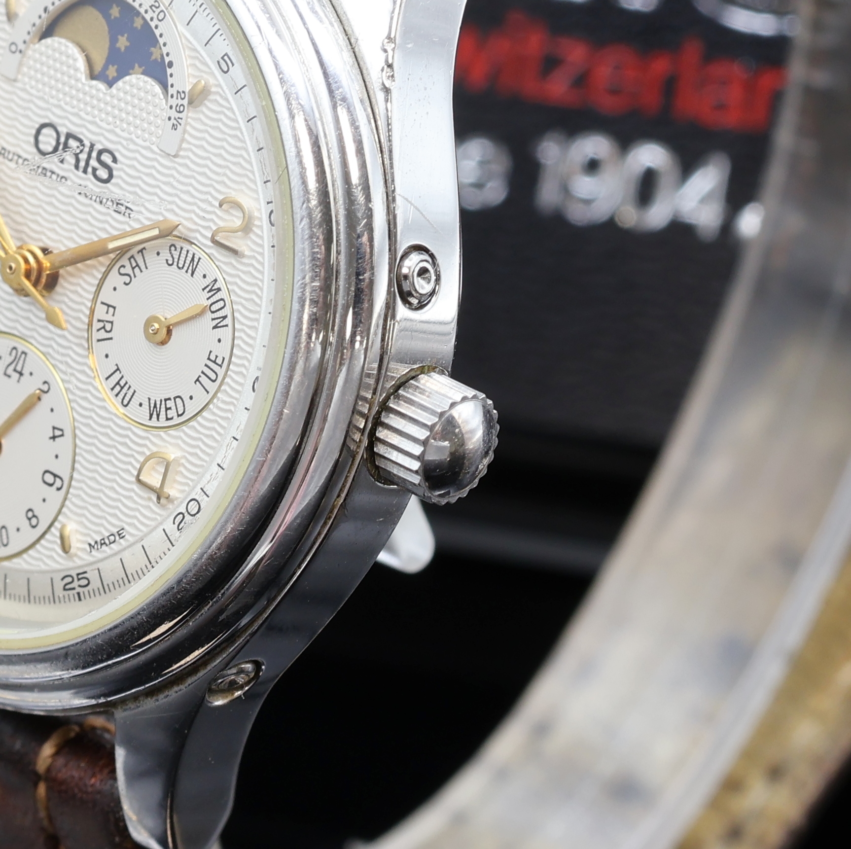 Detail b: ORIS Herrenarmbanduhr mit Mondphase Referenz 7433, Schweiz um 1995, Automatik, beids. vergl. Edelstahlgeh., Boden verschr., Korrekturdr. seitl. im ...