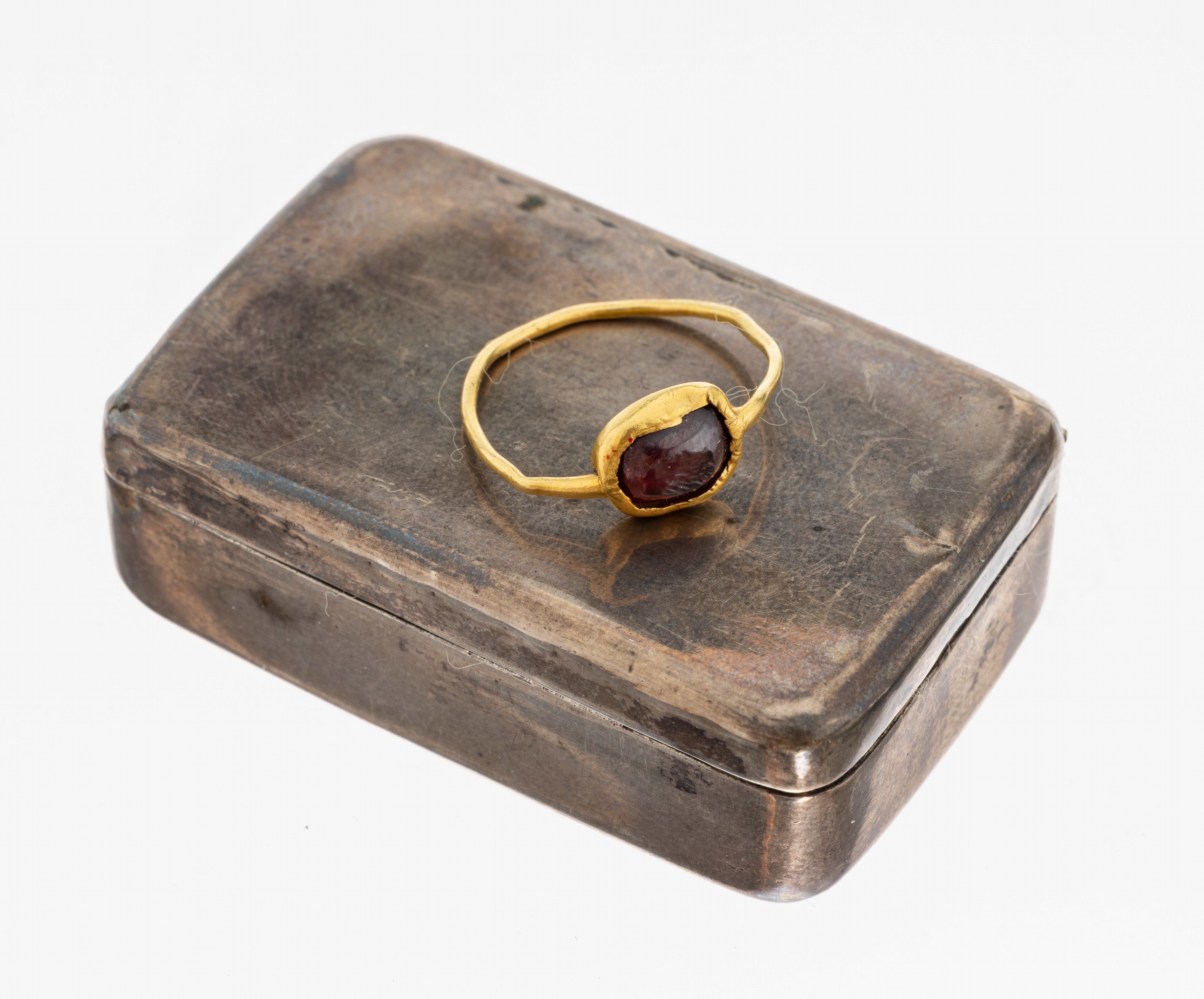 Detail a: 18 kt Gold Granat-Ring, mind. GG 750/000 gepr., Granat mit Intaglio, Darstellung eines Herrenkopfes, RW 49.5, unförmige Ringschiene, Wachsabdruck ...