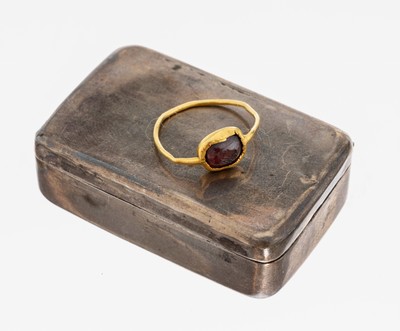 27073692a - 18 kt Gold Granat-Ring, mind. GG 750/000 gepr., Granat mit Intaglio, Darstellung eines ...