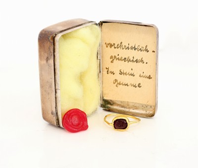 27073692b - 18 kt Gold Granat-Ring, mind. GG 750/000 gepr., Granat mit Intaglio, Darstellung eines ...