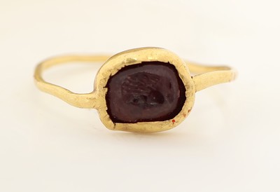 27073692c - 18 kt Gold Granat-Ring, mind. GG 750/000 gepr., Granat mit Intaglio, Darstellung eines ...