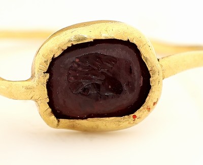 27073692d - 18 kt Gold Granat-Ring, mind. GG 750/000 gepr., Granat mit Intaglio, Darstellung eines ...